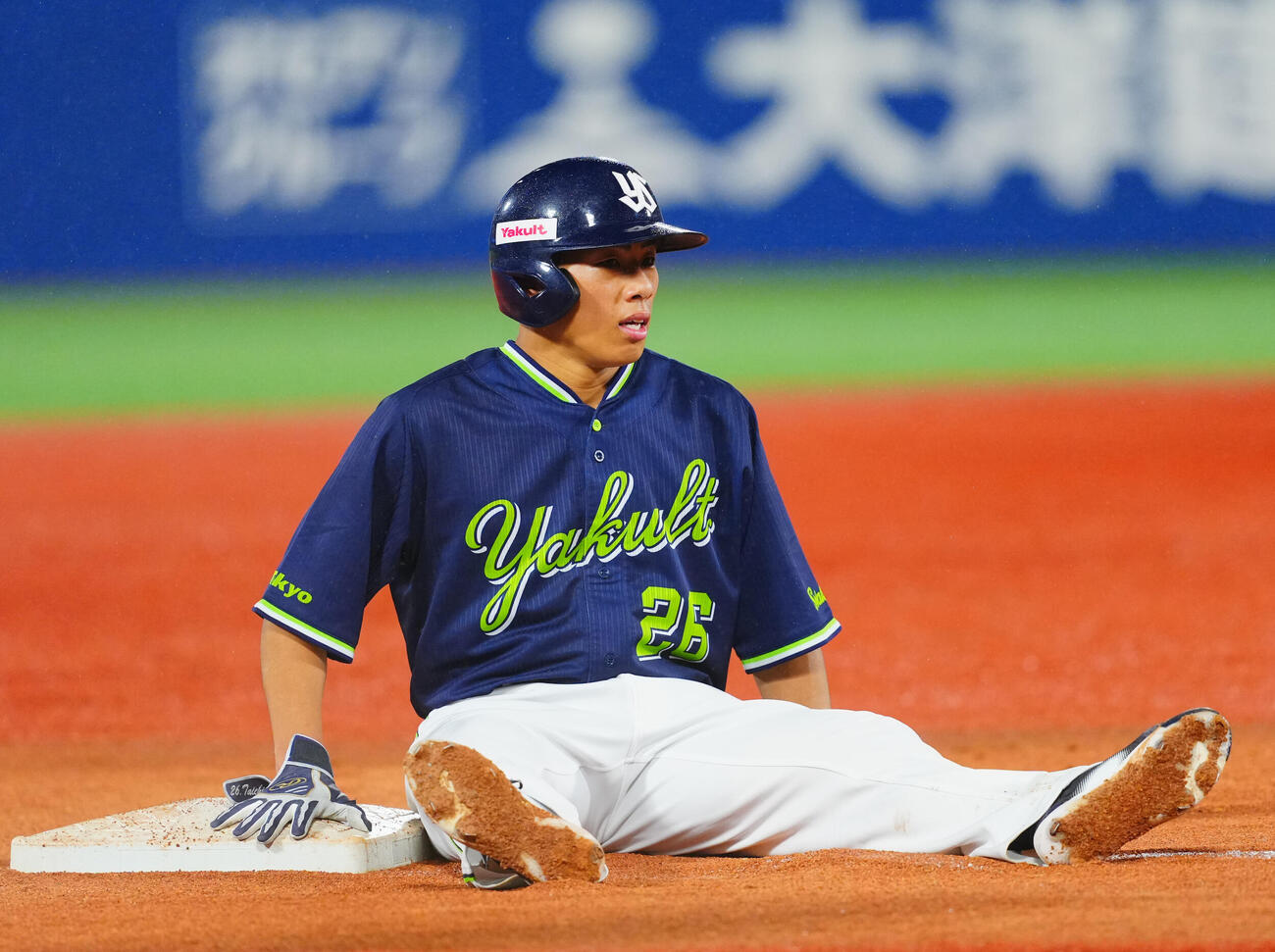 DeNA対ヤクルト　5回表ヤクルト1死一塁、丸山和郁の二塁打で三塁に滑り込むも勢い余って尻もちをつく山野太一（撮影・垰建太）