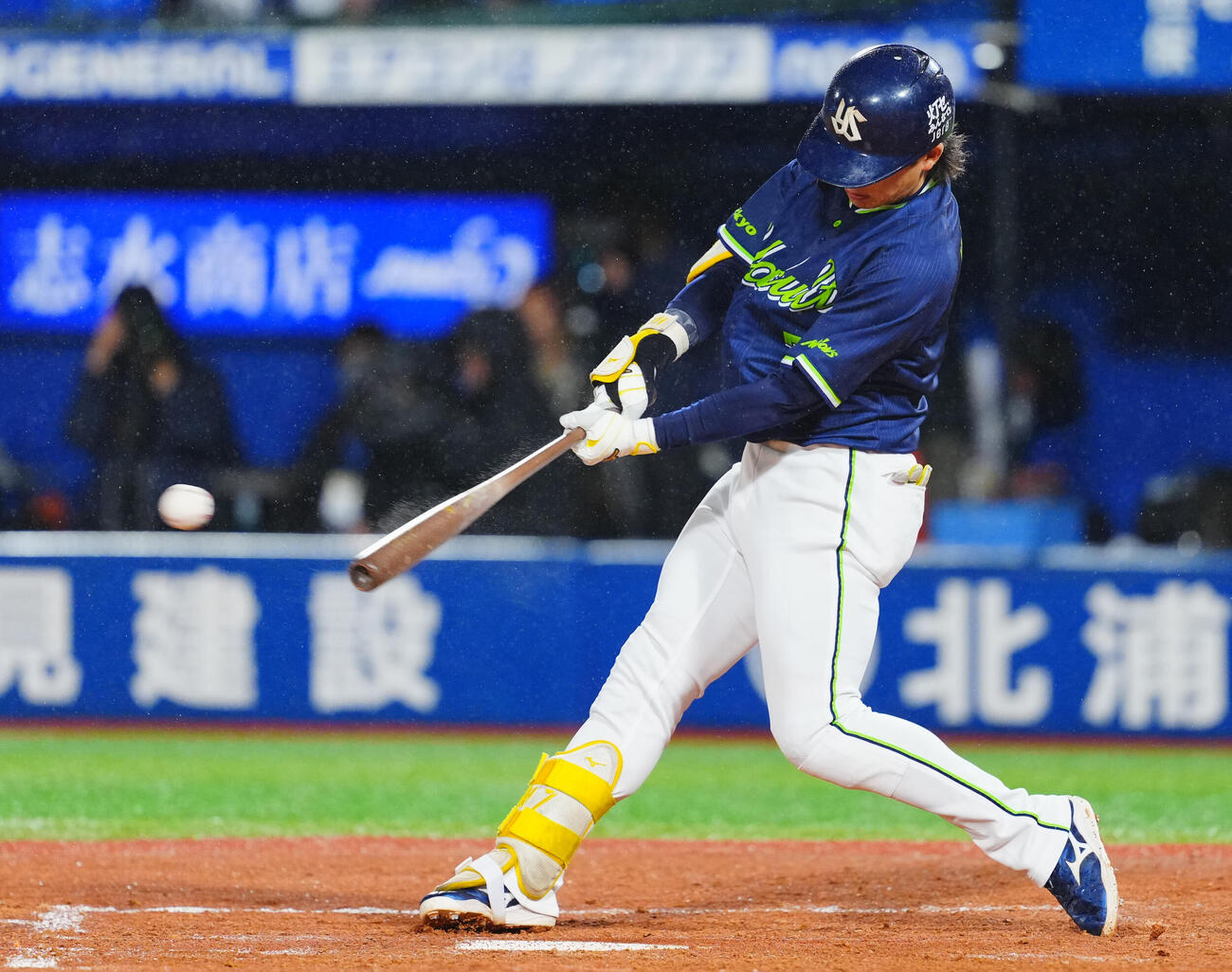 DeNA対ヤクルト　5回表ヤクルト1死二、三塁、適時打を放つ長岡秀樹（撮影・垰建太）