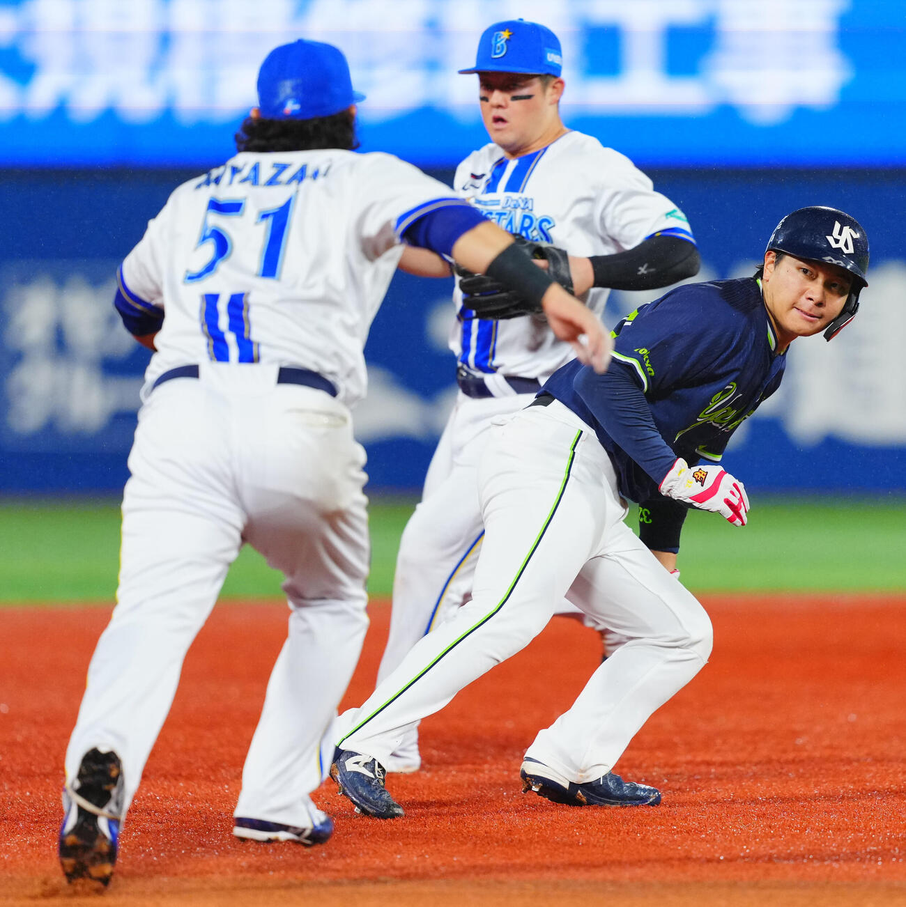 DeNA対ヤクルト　5回表ヤクルト無死二塁、山野太一のニゴロでタッチアウトとなる二走松本直樹（撮影・垰建太）