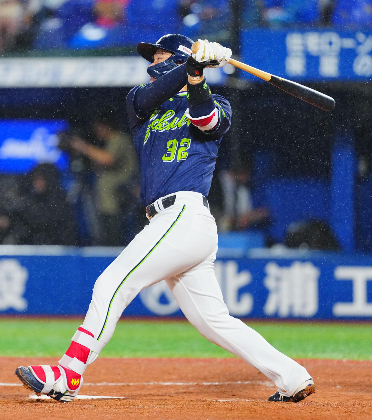 DeNA対ヤクルト　5回表ヤクルト無死、二塁打を放つ松本直樹（撮影・垰建太）