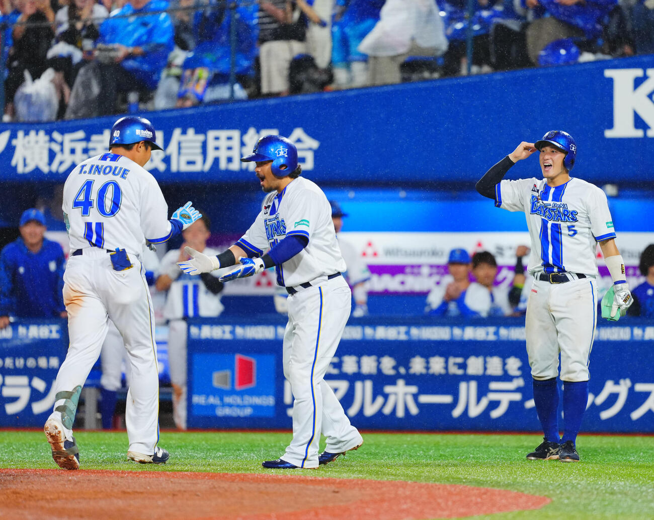DeNA対ヤクルト　6回裏DeNA1死二、三塁、井上朋也（左）の3点本塁打に笑顔を見せる松尾汐恩（右）と宮崎敏郎（撮影・垰建太）