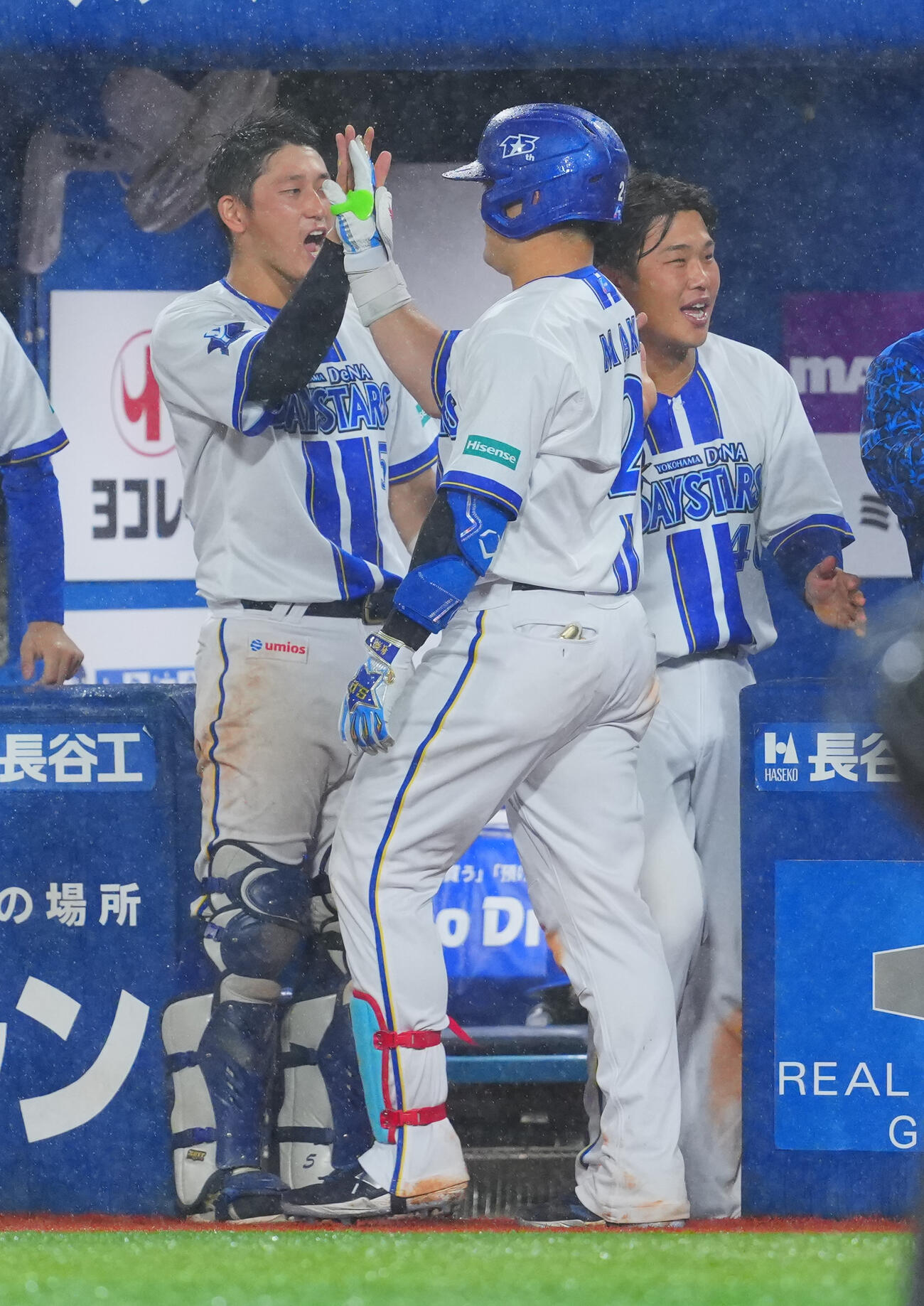 DeNA対ヤクルト　6回裏DeNA2死一、二塁、3点本塁打を放った牧秀悟（中央）を出迎える井上朋也（右）、松尾汐恩（撮影・垰建太）