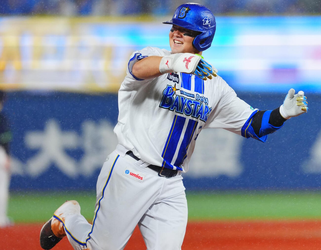 DeNA対ヤクルト　6回裏DeNA2死一、二塁、3点本塁打を放ち笑顔を見せる牧秀悟（撮影・垰建太）