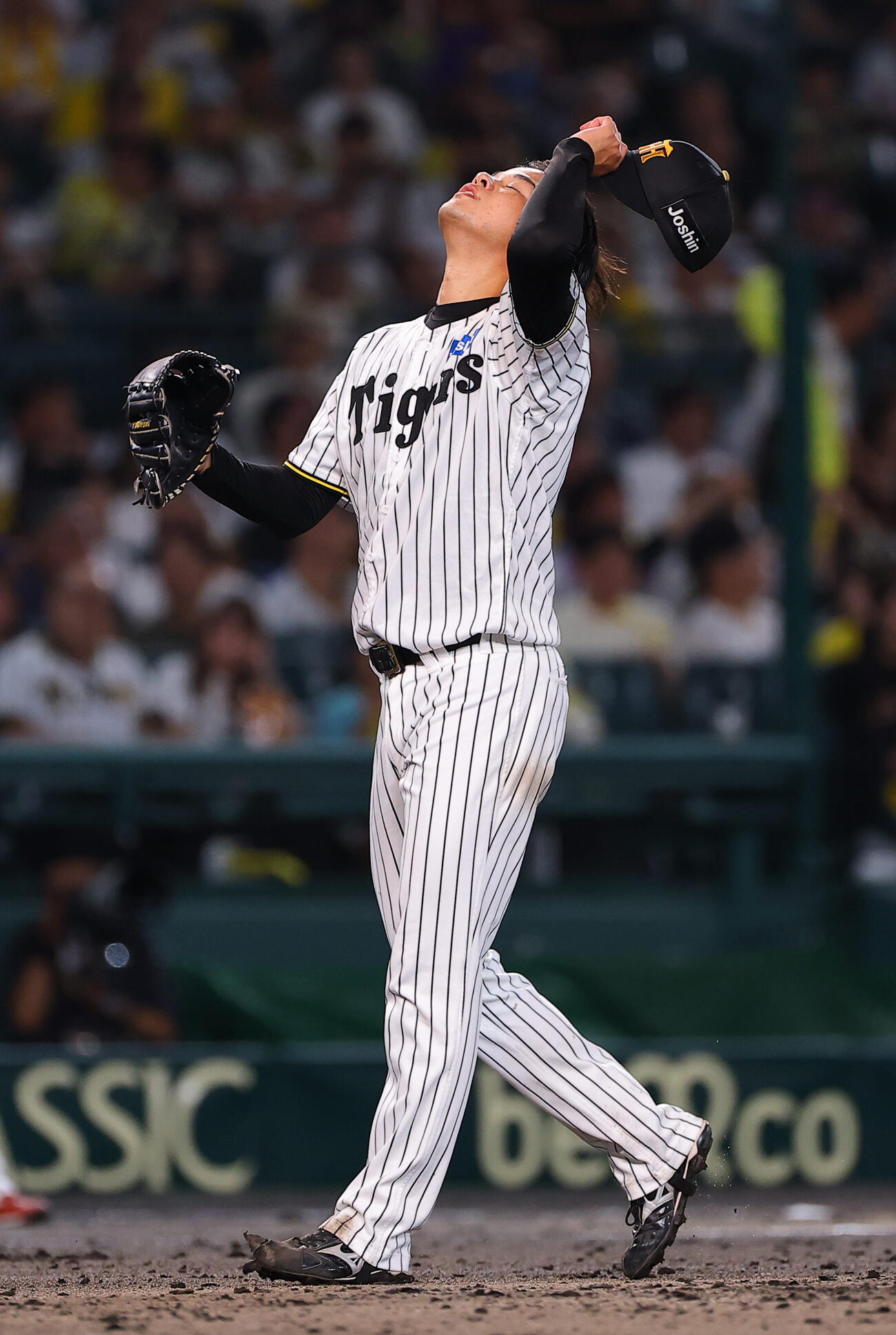 阪神対広島　阪神高橋遥人（左）は7回途中で降板する（撮影・上田博志）