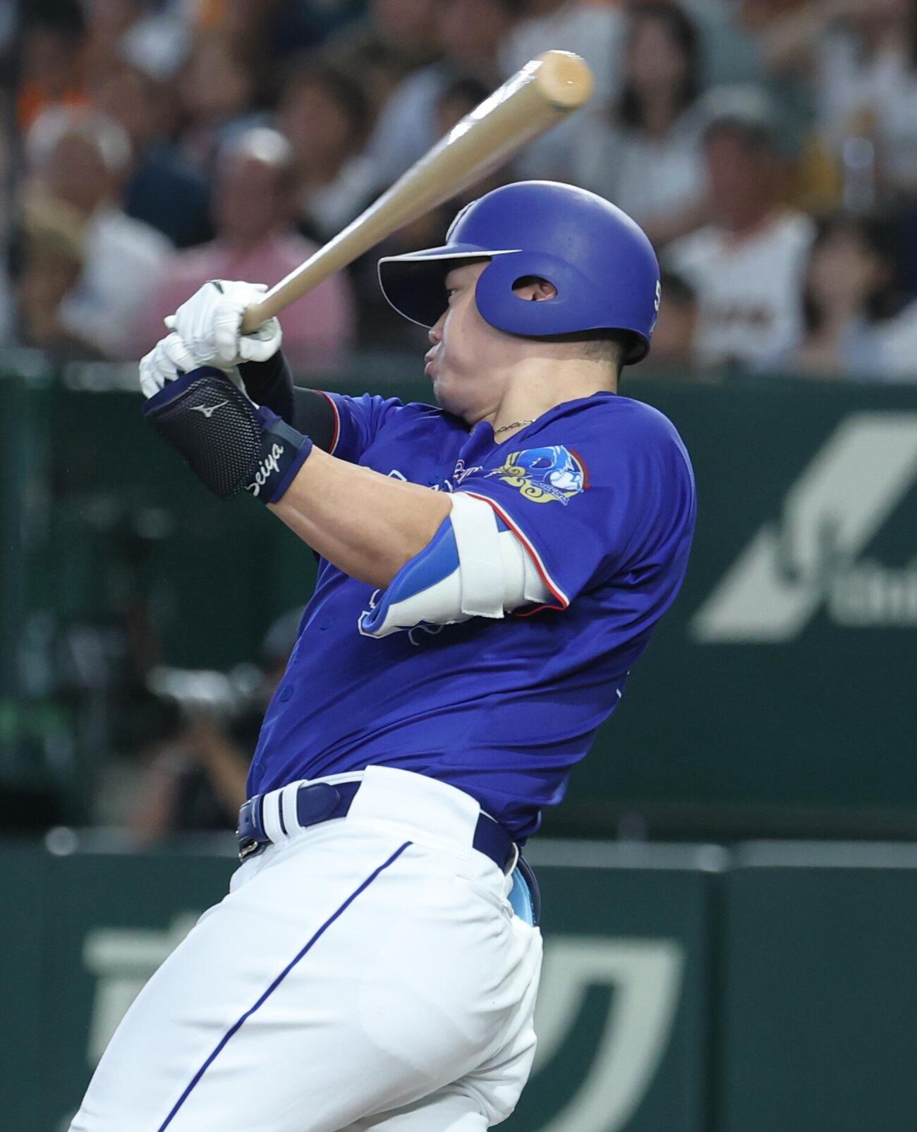 巨人対中日　4回表中日1死一、二塁、適時打を放つ細川成也（撮影・黒川智章）