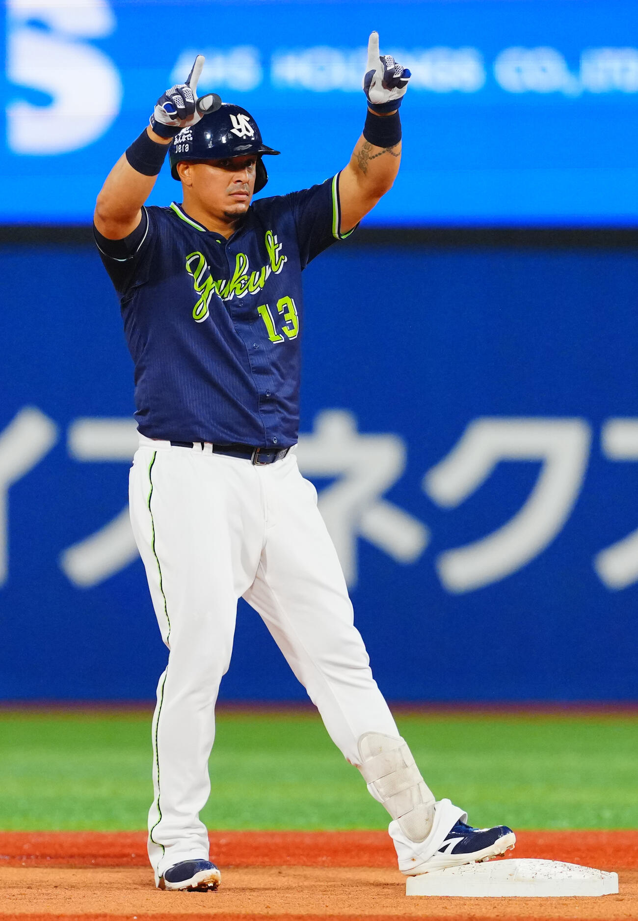 DeNA対ヤクルト　1回表ヤクルト2死一塁、先制適時二塁打を放ちポーズを決めるホセ・オスナ（撮影・垰建太）