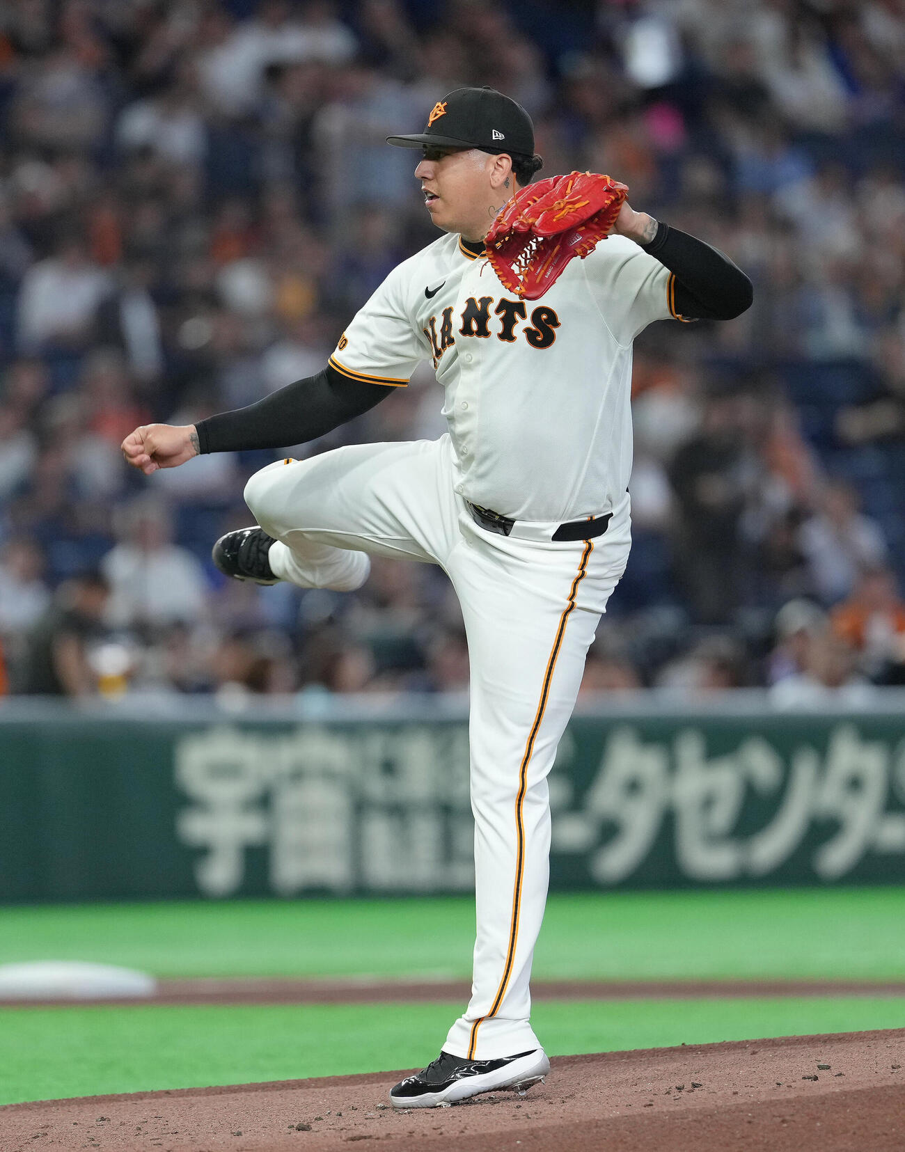 巨人対中日　巨人先発のブライアン・マタ（撮影・足立雅史）