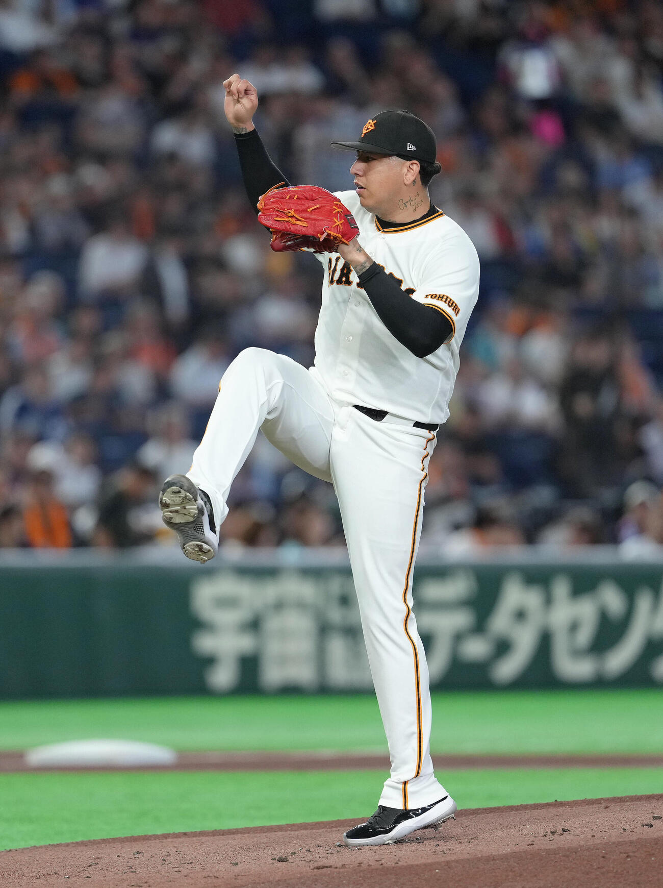巨人対中日　巨人先発のブライアン・マタ（撮影・足立雅史）