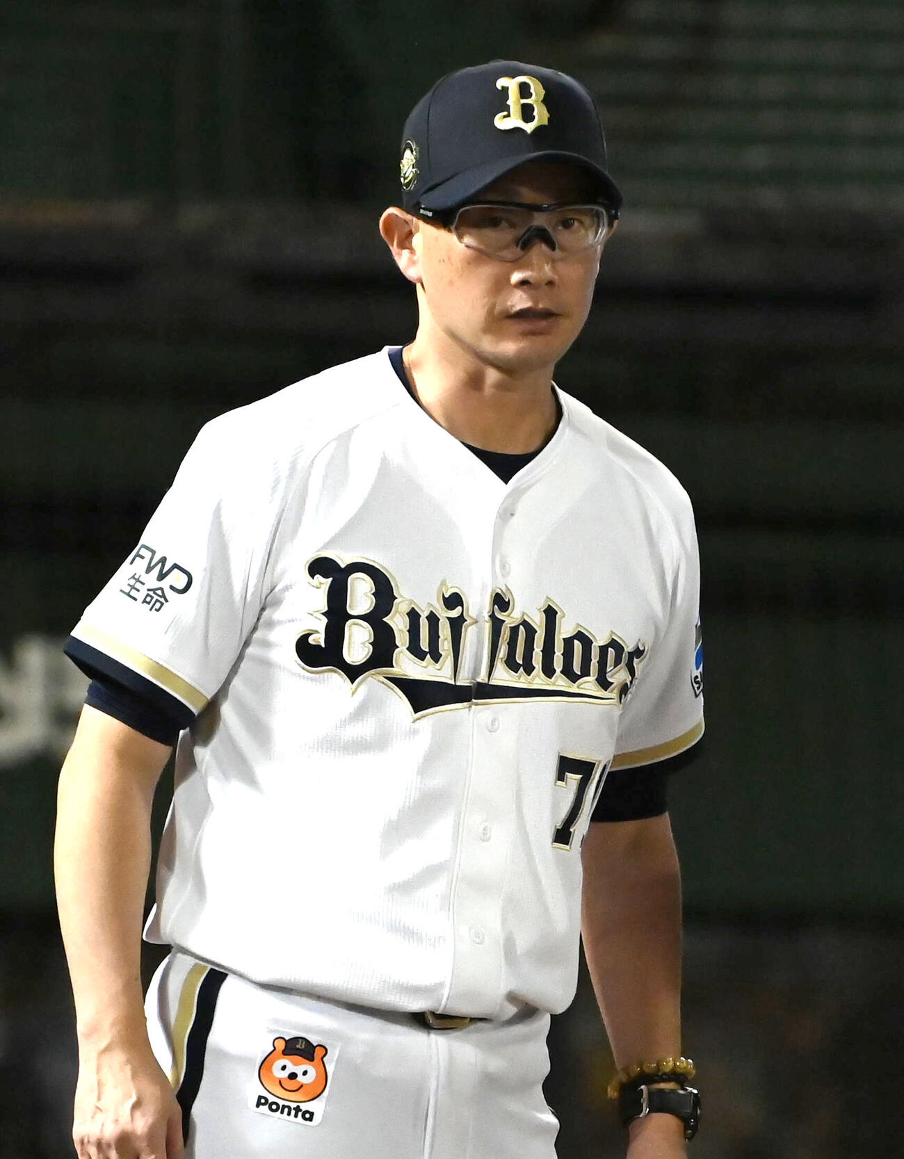 オリックス対西武　選手交代を告げるオリックス岸田護監督（撮影・石井愛子）