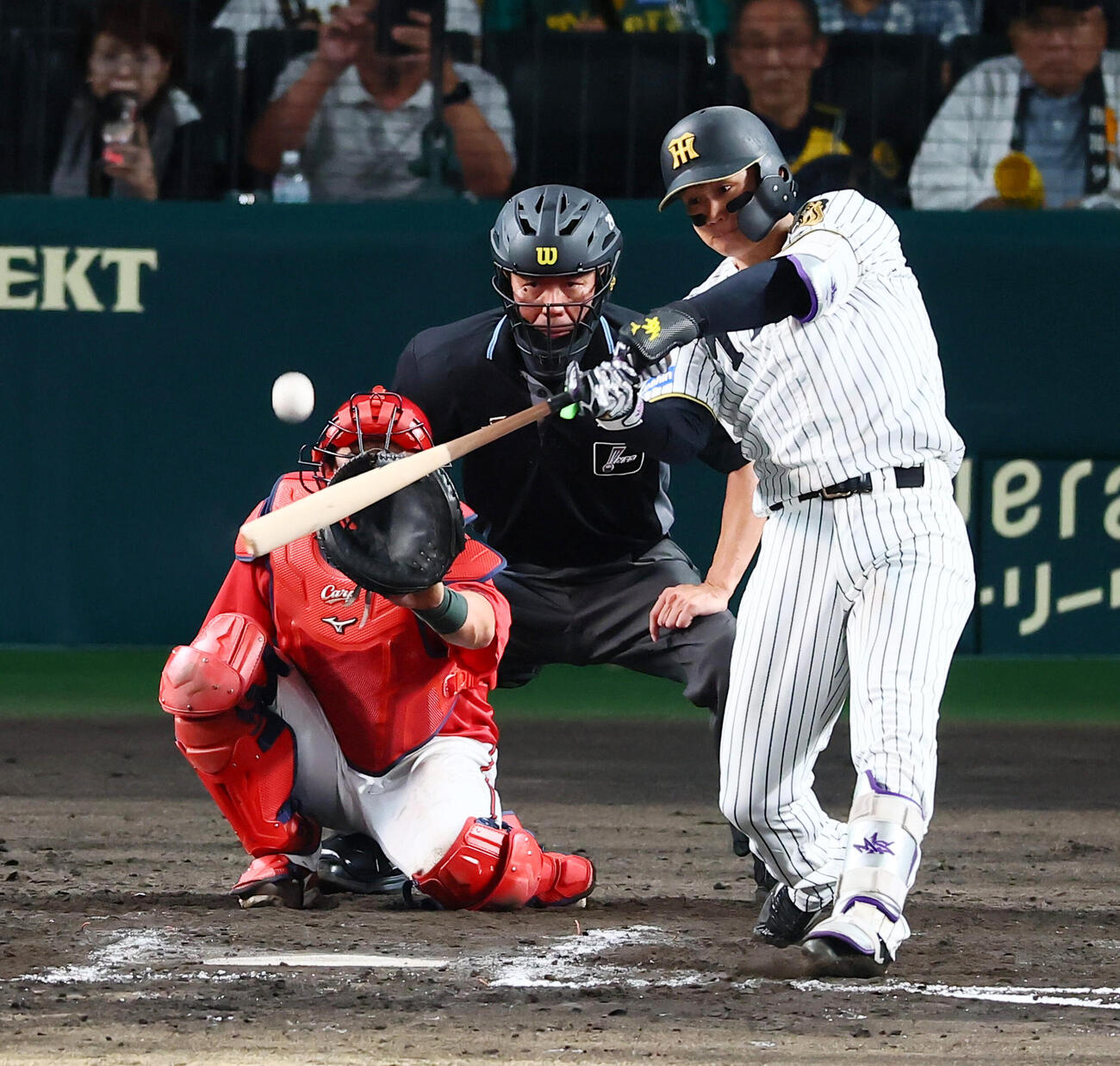 阪神対広島　9回裏阪神1死、森下翔太は中越えソロ本塁打を放つ。投手森浦大輔（撮影・加藤哉）