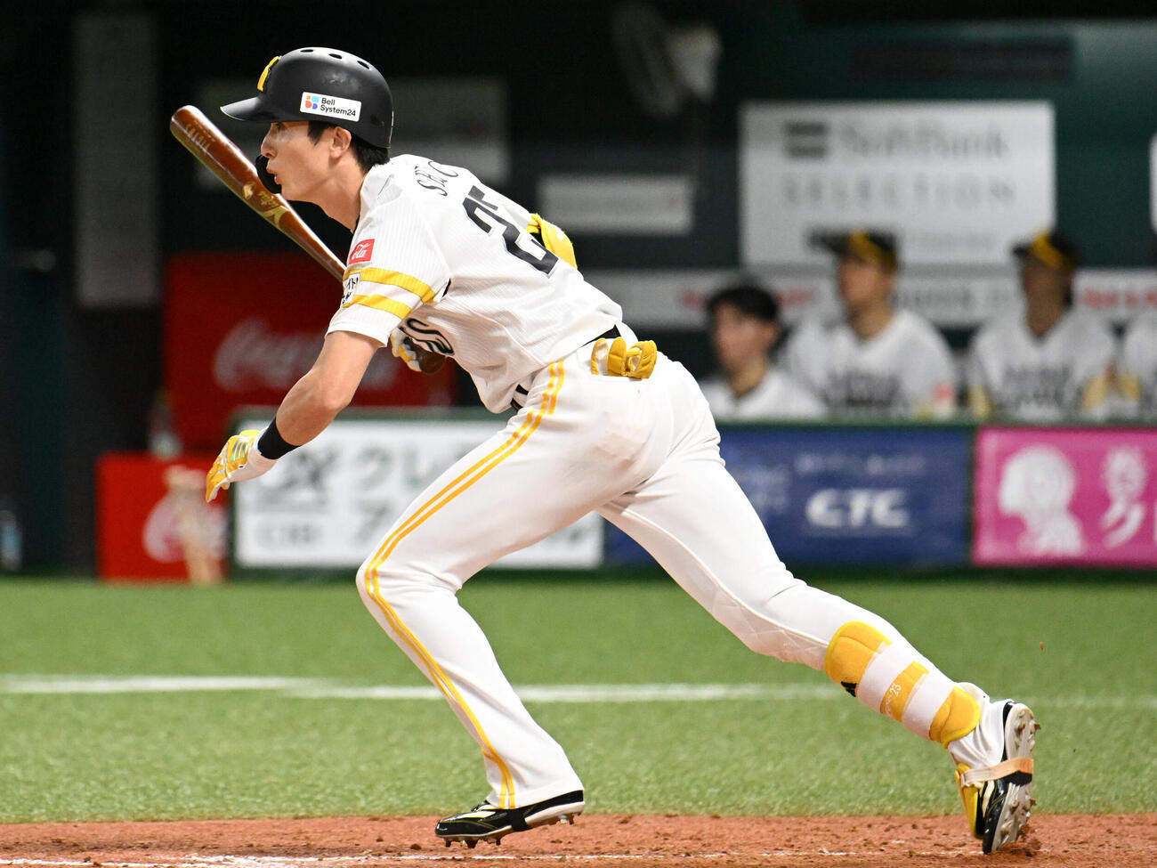ソフトバンク対日本ハム　3回裏ソフトバンク1死三塁、周東佑京は適時内野安打を放つ（撮影・林敢治）