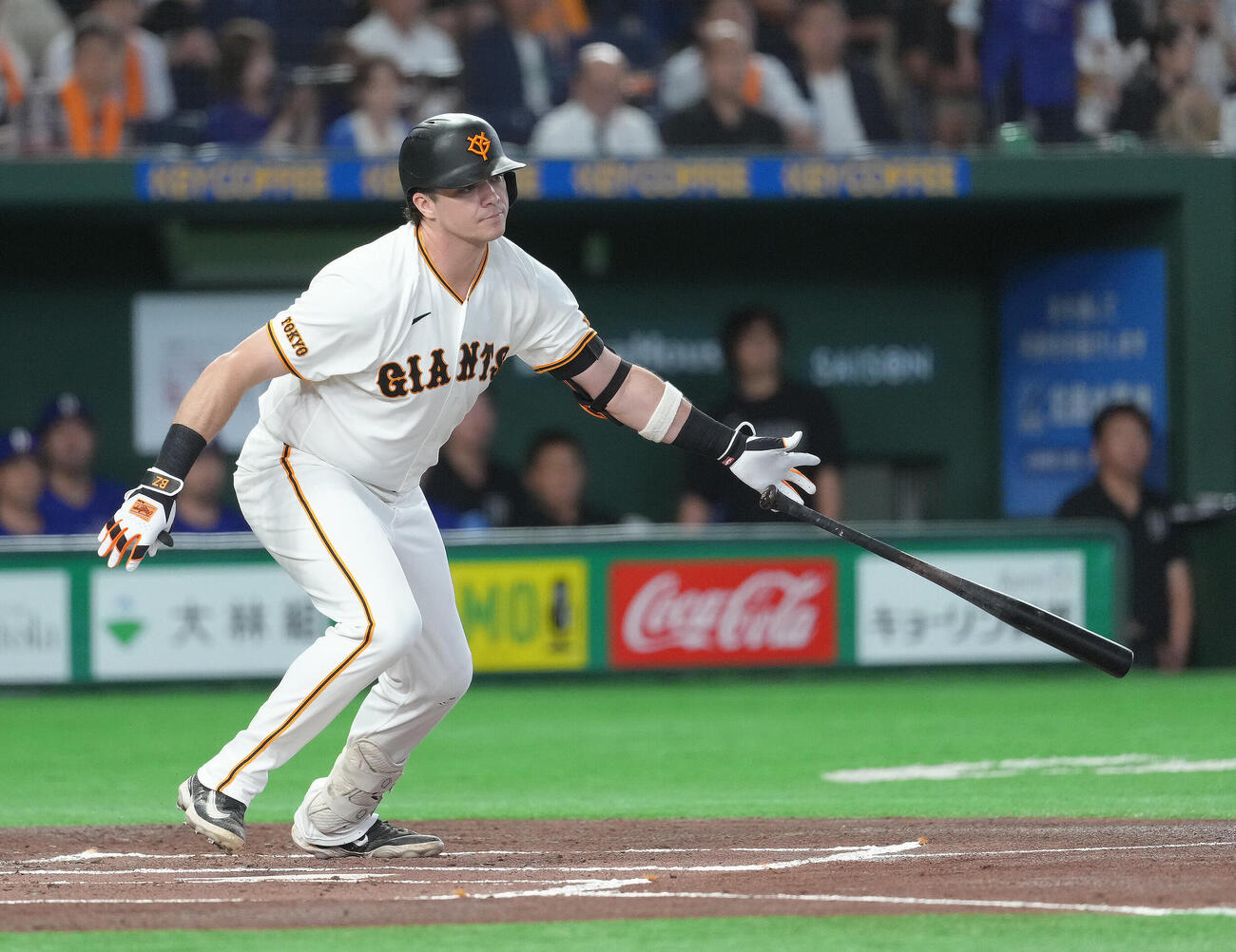 巨人対中日　1回裏巨人1死一塁、ボビー・ダルベックは右前打を放つ（撮影・足立雅史）