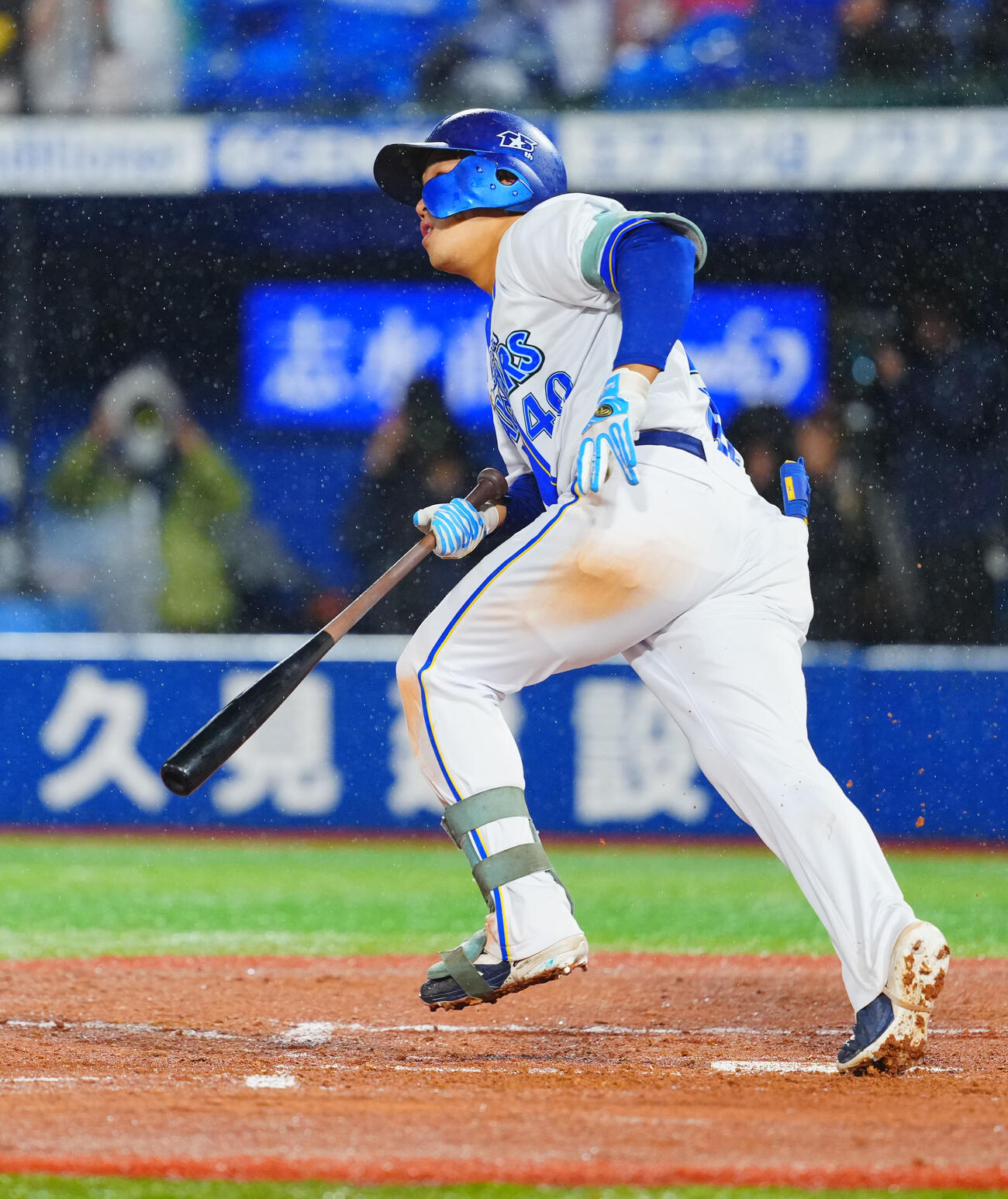 DeNA対ヤクルト　6回裏DeNA1死二、三塁、左越えに3点本塁打を放つ井上朋也（撮影・垰建太）