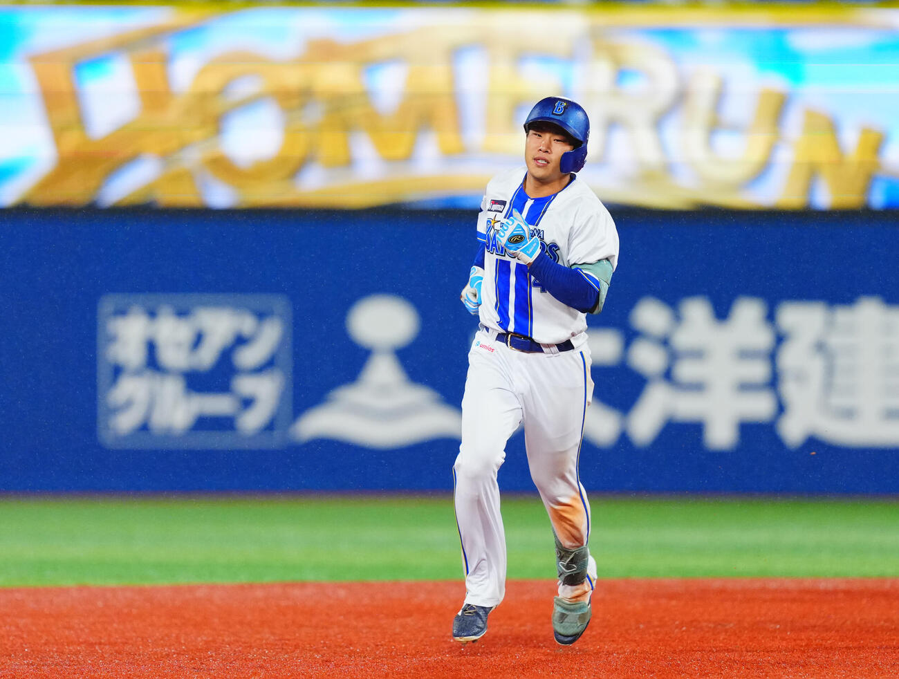 DeNA対ヤクルト　6回裏DeNA1死二、三塁、3点本塁打を放ちダイヤモンドを一周する井上朋也（撮影・垰建太）