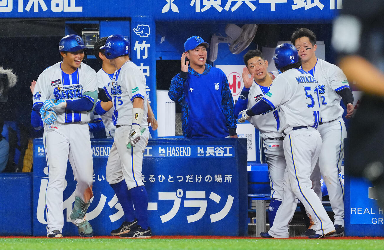 DeNA対ヤクルト　6回裏DeNA1死二、三塁、3点本塁打を放（中央）ナインと笑顔を見せる井上朋也（左）（撮影・垰建太）
