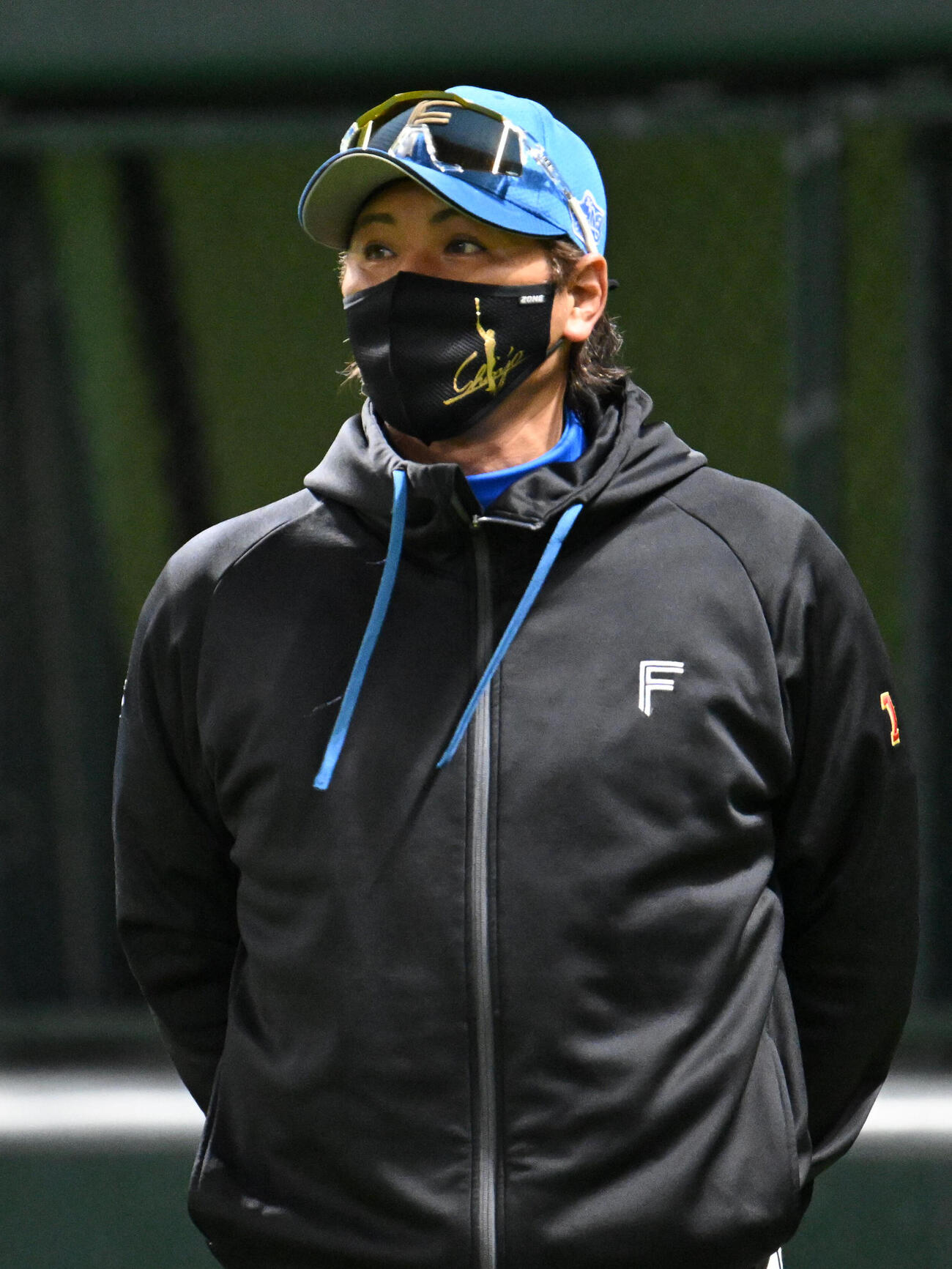 ソフトバンク対日本ハム　4回裏ソフトバンク2死一、三塁、選手交代を告げる新庄剛志監督（撮影・林敢治）