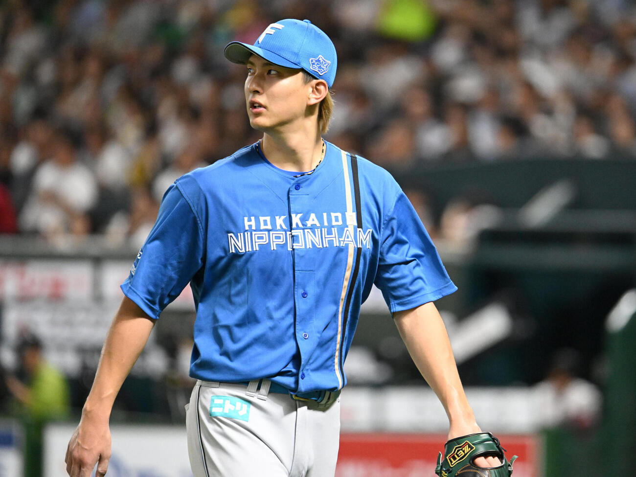 ソフトバンク対日本ハム　4回裏ソフトバンク2死一、三塁、降板する達孝太（撮影・林敢治）