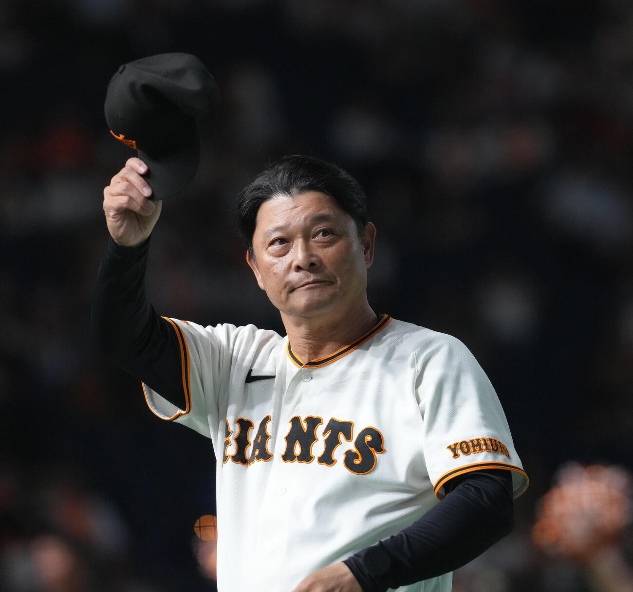 巨人対中日　スタンドの声援に帽子を取って応える巨人橋上秀樹監督代行（撮影・足立雅史）