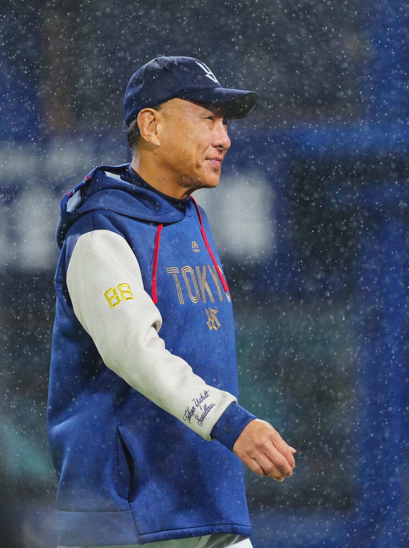 DeNA対ヤクルト　雨の中、厳しい表情のヤクルト池山隆寛監督（撮影・垰建太）
