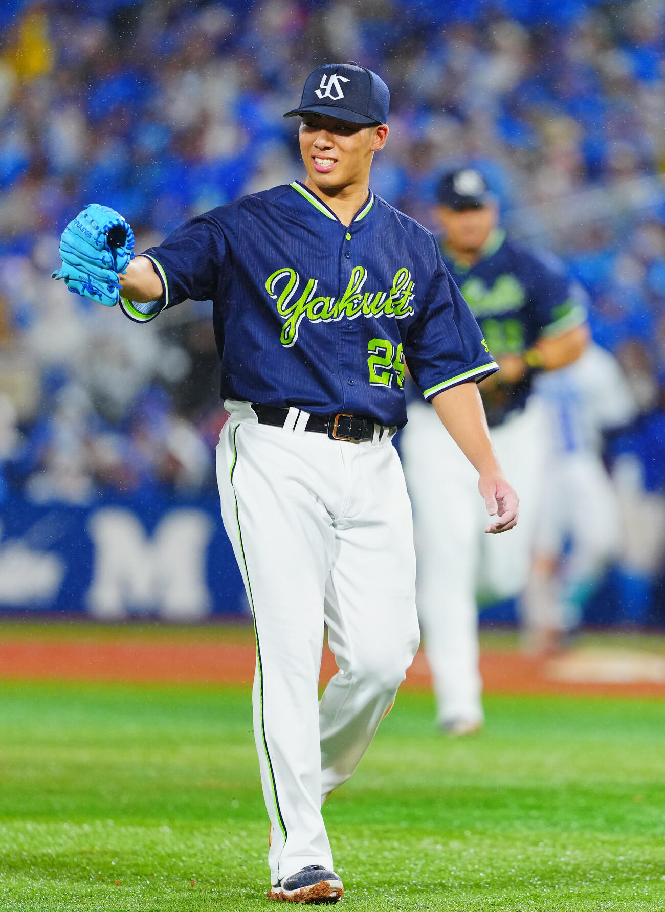 DeNA対ヤクルト　5回裏DeNA1死一塁、牧秀悟を併殺に仕留め笑顔を見せる山野太一（撮影・垰建太）