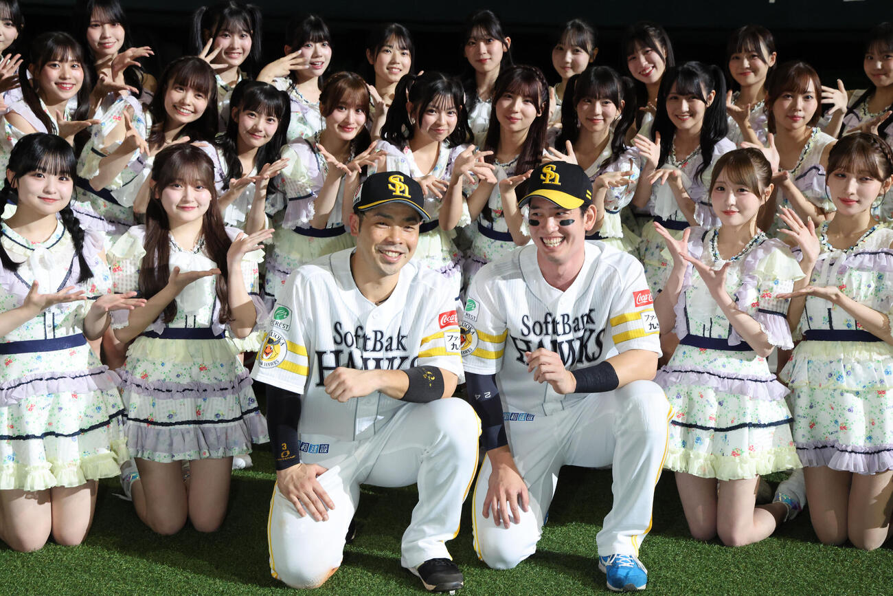 ソフトバンク日本ハム　ヒーローになった近藤健介と栗原陵矢はHKT48のメンバーと記念撮影（撮影・梅根麻紀）