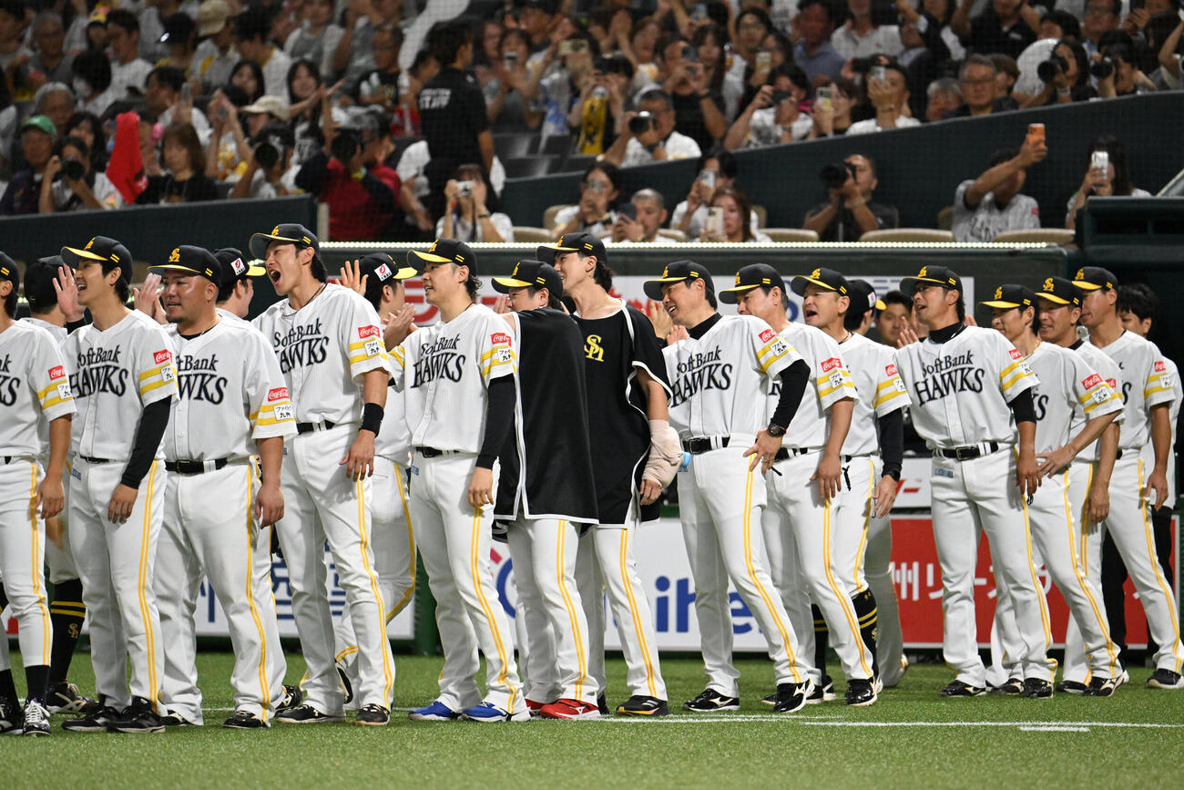 ソフトバンク対日本ハム　勝利を収めタッチを交わすソフトバンクナイン（撮影・林敢治）