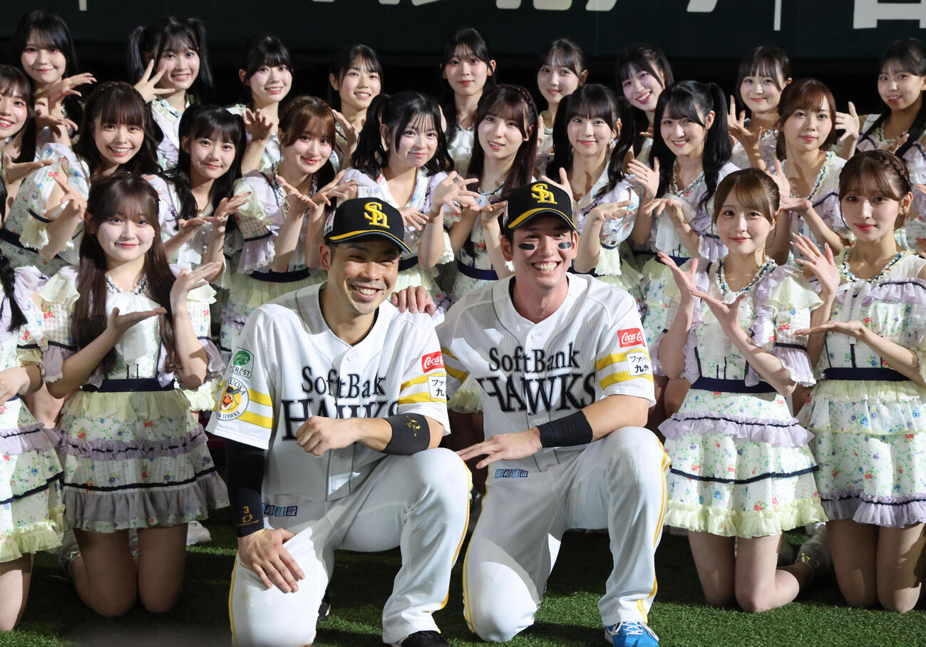 ソフトバンク日本ハム　ヒーローになった近藤健介と栗原陵矢はHKT48のメンバーと記念撮影（撮影・梅根麻紀）