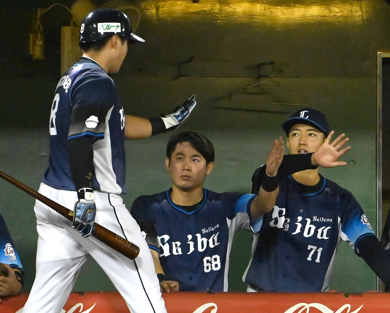 オリックス対西武　8回表西武1死二塁、蛭間拓哉の適時打で生還した渡部聖弥（左）を迎える菅井信也（右）（撮影・石井愛子）