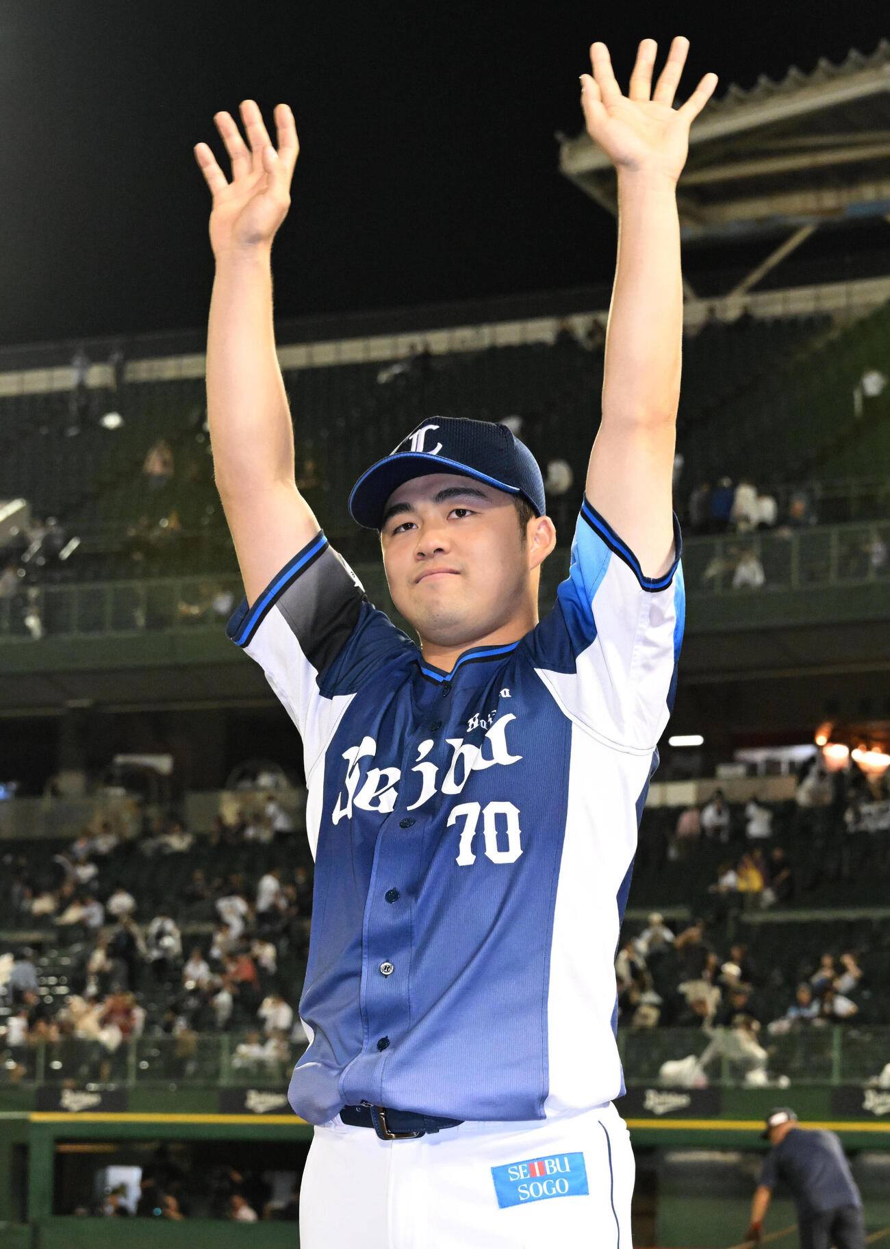 オリックス対西武　ヒーローインタビュー後、ファンらに手を振る豆田泰志（撮影・石井愛子）