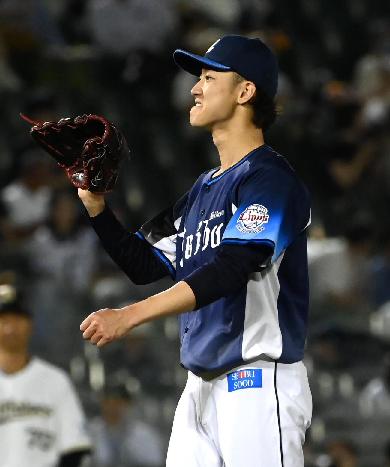 オリックス対西武　4回裏オリックス2死一、二塁、治療を終え投球し厳しい表情をする菅井信也（撮影・石井愛子）