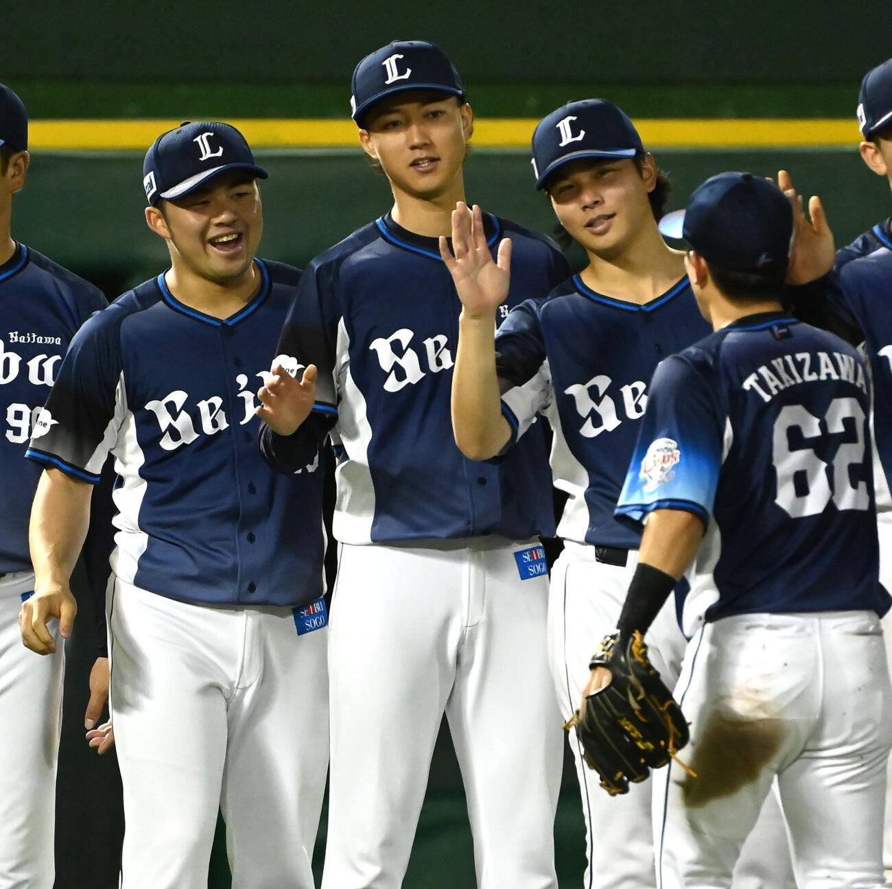 オリックス対西武　オリックスに勝利しナインを迎える豆田泰志（左）、菅井信也（左から2人目）ら西武ナイン（撮影・石井愛子）