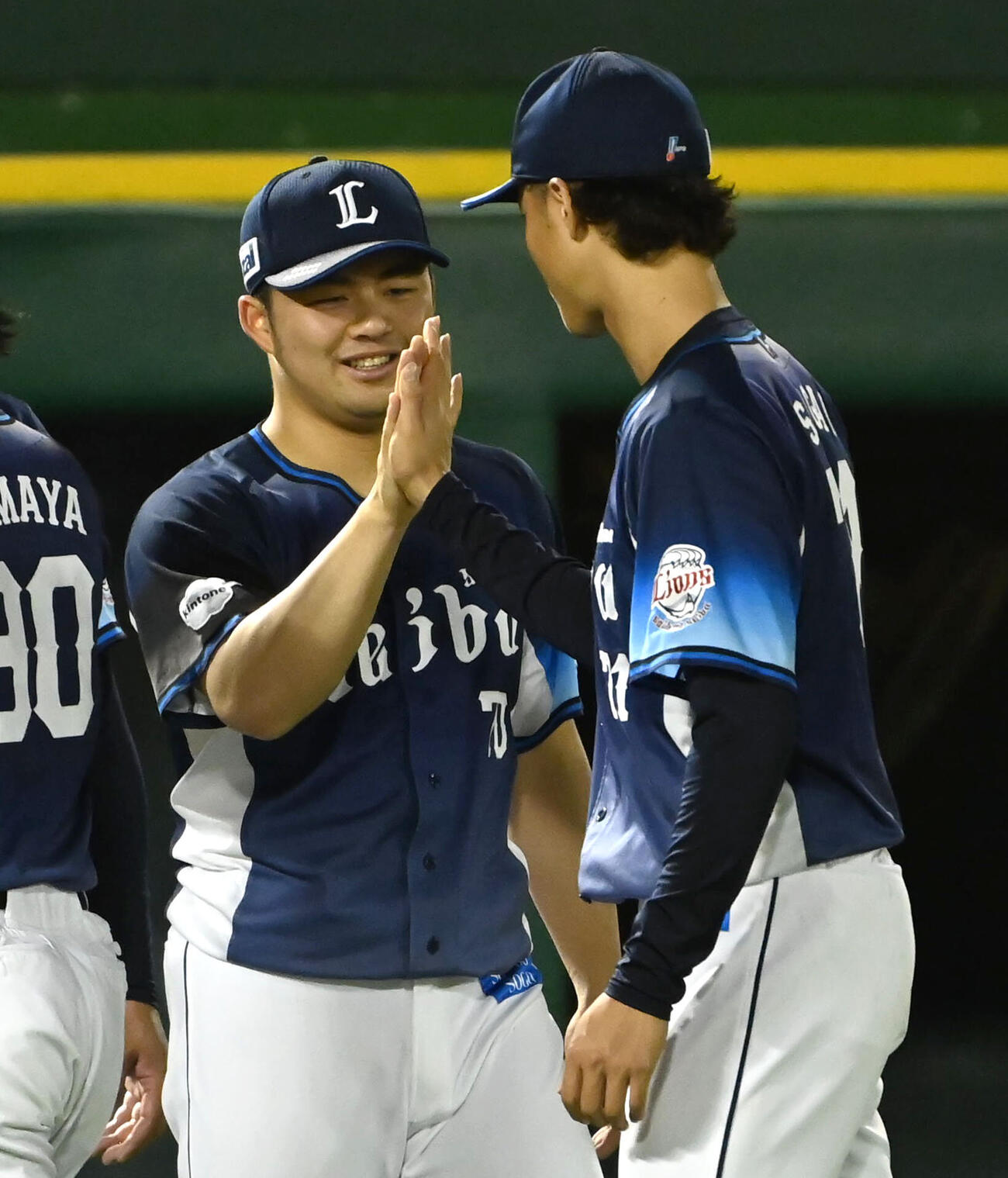 オリックス対西武　オリックスに勝利しハイタッチをする豆田泰志（左）、菅井信也（撮影・石井愛子）