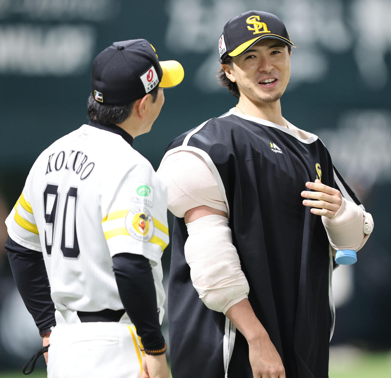 ソフトバンク日本ハム　勝利投手となったソフトバンク上沢直之は小久保裕紀監督に声をかけられ笑顔を見せる（撮影・梅根麻紀）