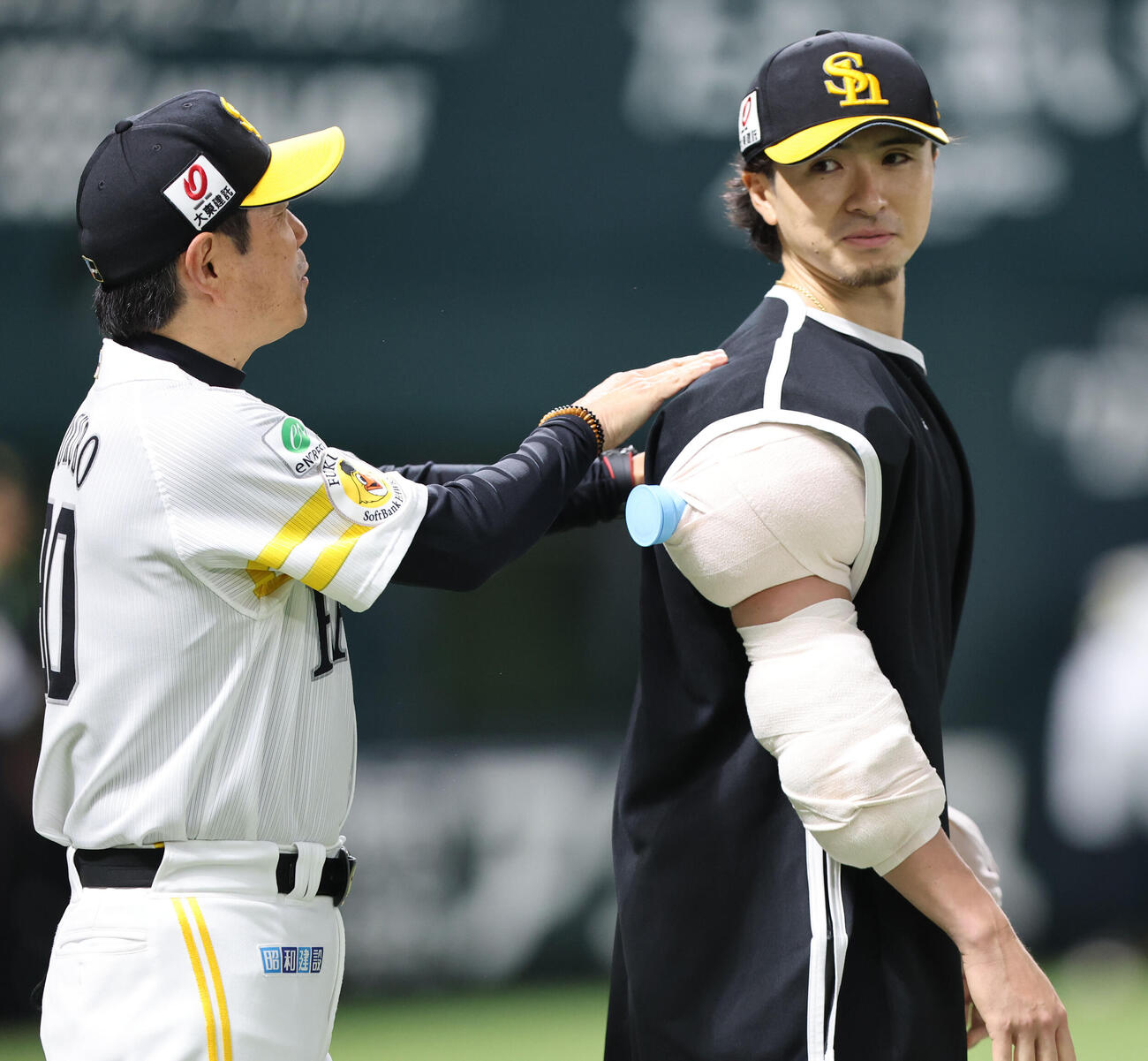 ソフトバンク日本ハム　勝利投手となったソフトバンク上沢直之は小久保裕紀監督に声をかけられ笑顔を見せる（撮影・梅根麻紀）