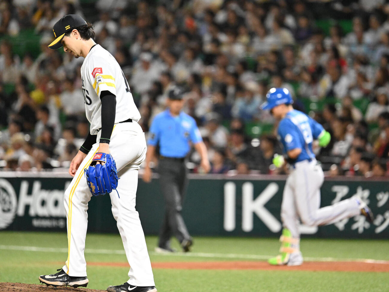 ソフトバンク対日本ハム　3回表日本ハム1死、上沢直之（左）は清宮幸太郎に本塁打を浴びる（撮影・林敢治）