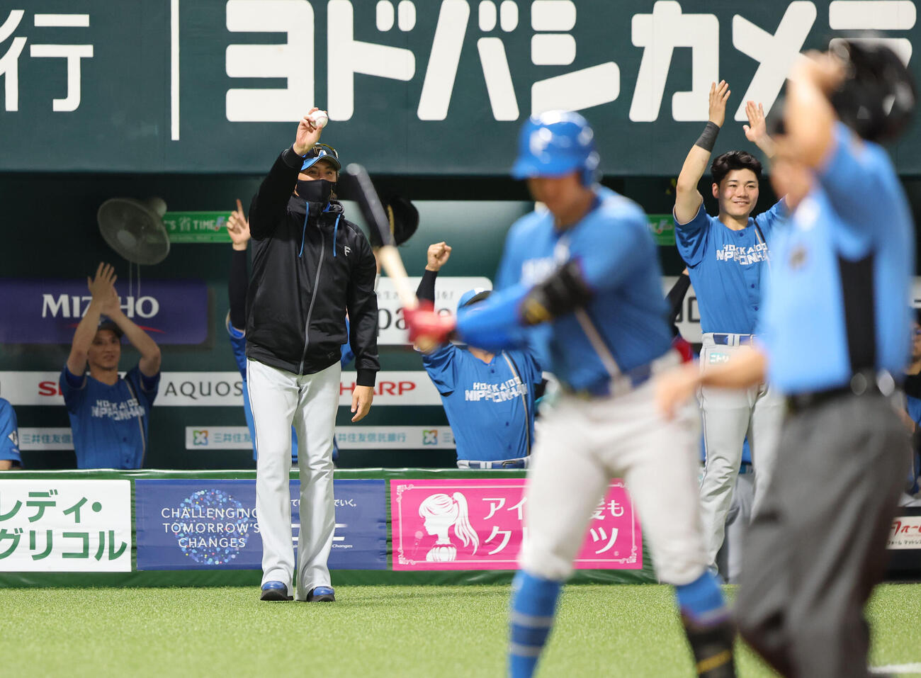 ソフトバンク日本ハム　2回表日本ハム1死一塁、ベンチに戻ってきた柴田獅子のプロ初安打の記念球を手に笑顔を見せる新庄剛志監督（撮影・梅根麻紀）