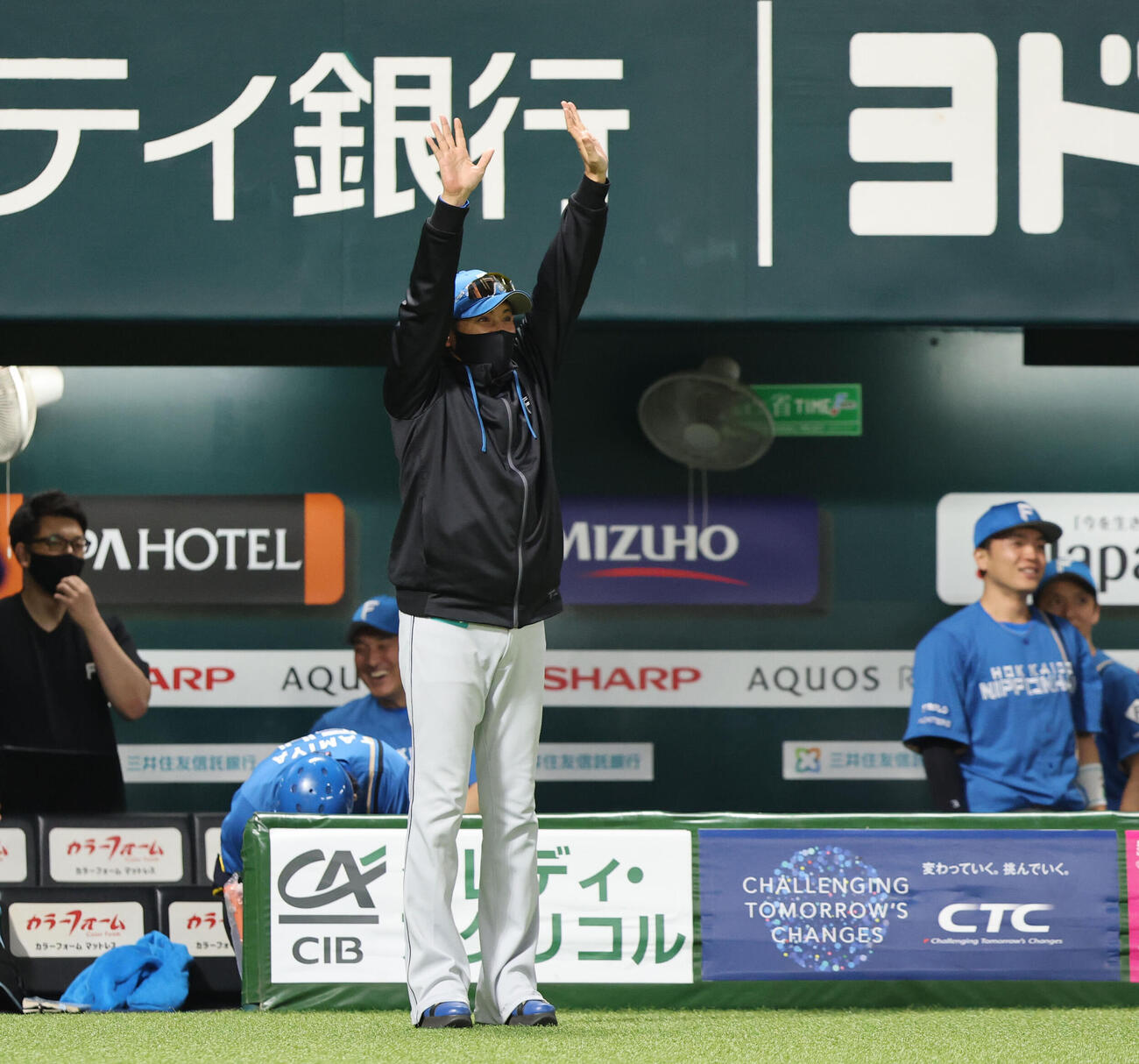 ソフトバンク日本ハム　2回表日本ハム1死一塁、柴田獅子はプロ初安打となる右前打を放つ、記念球がベンチに返ってくるのを待つ新庄剛志監督（撮影・梅根麻紀）