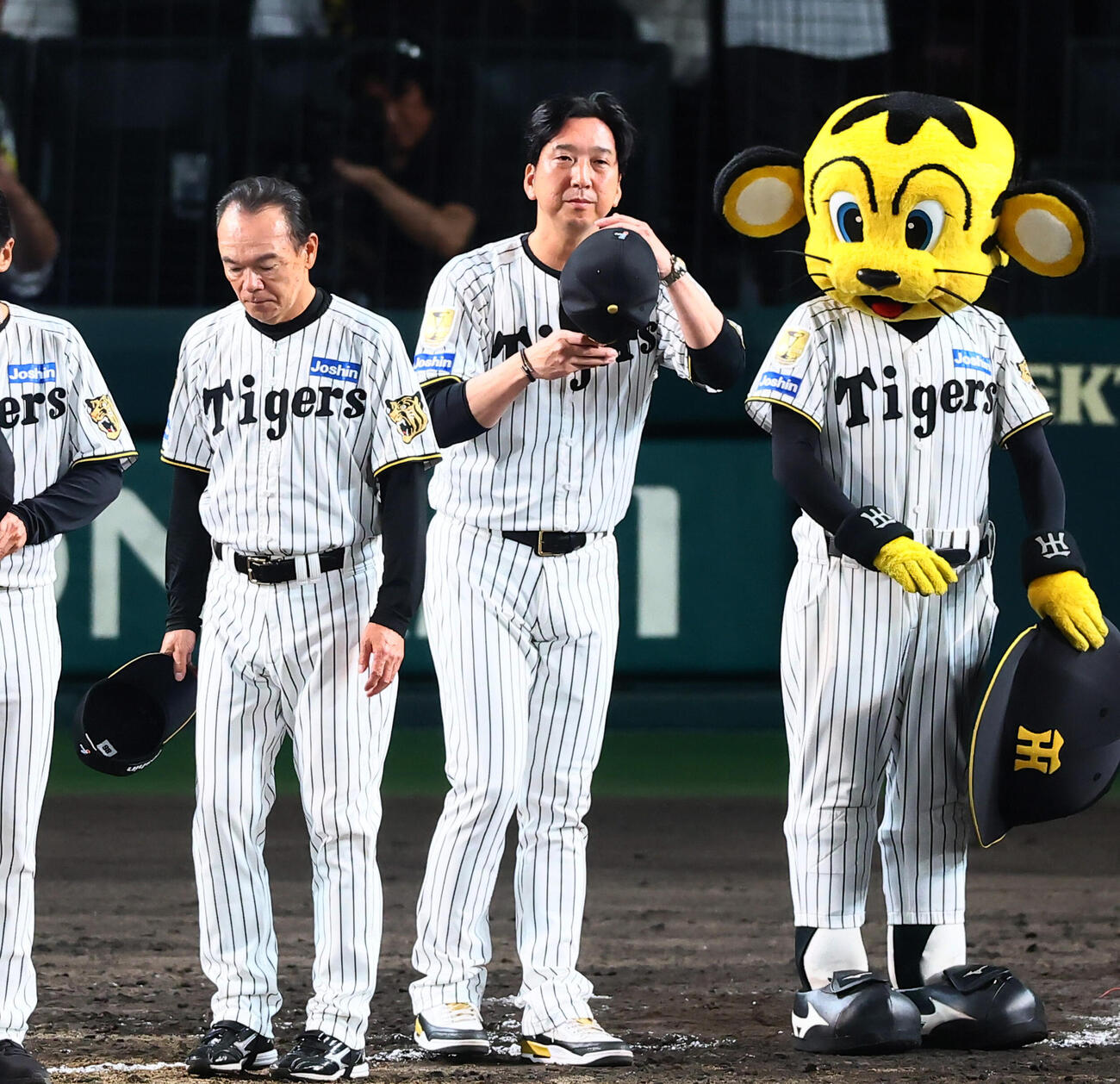 阪神対広島　広島に敗れファンへあいさつする阪神藤川球児監督（撮影・加藤哉）