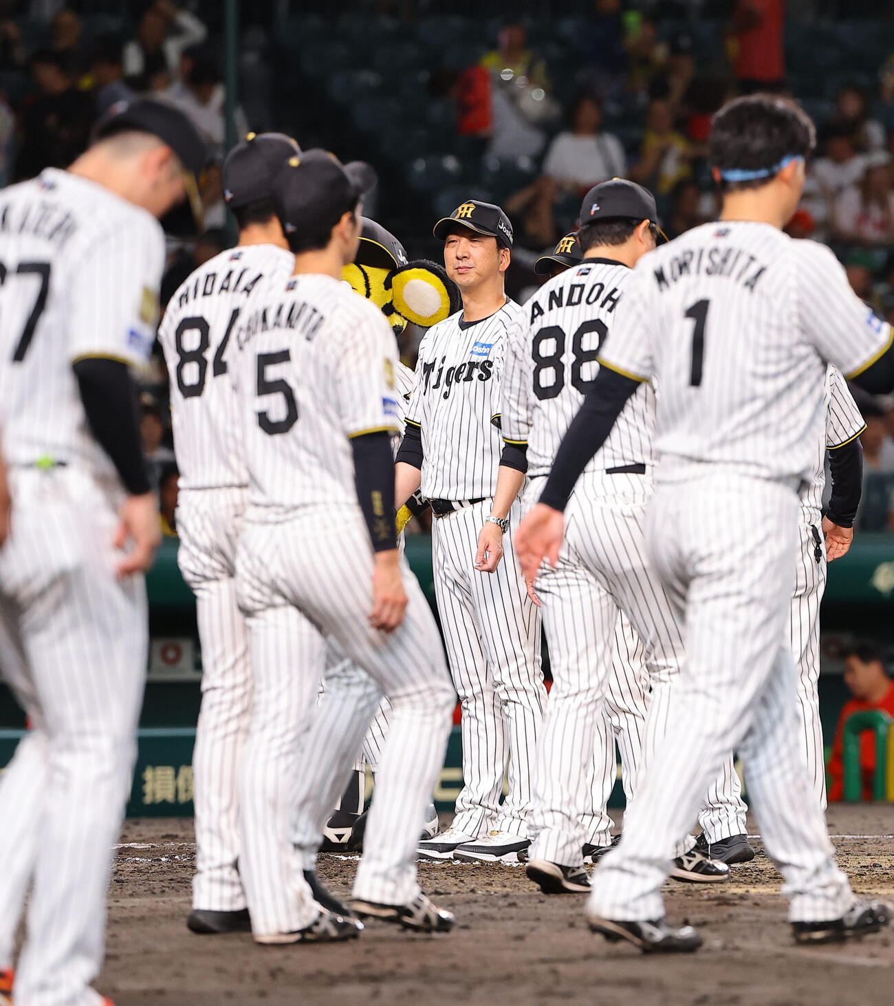 阪神対広島　広島に敗れた藤川球児監督（中央）はあいさつの整列に並ぶ（撮影・上田博志）