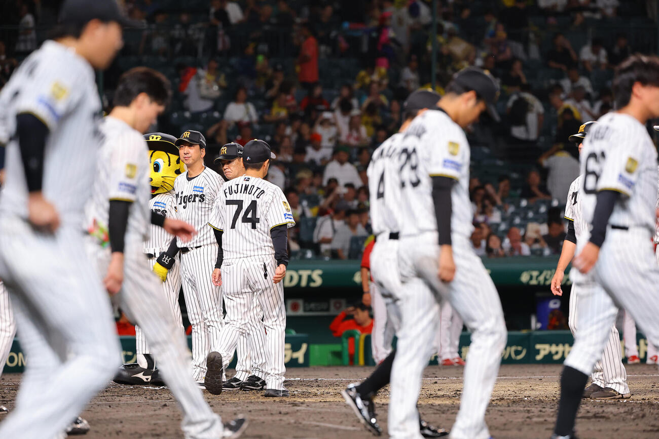 阪神対広島　広島に敗れた藤川球児監督（左から3人目）はあいさつの整列に並ぶ（撮影・上田博志）