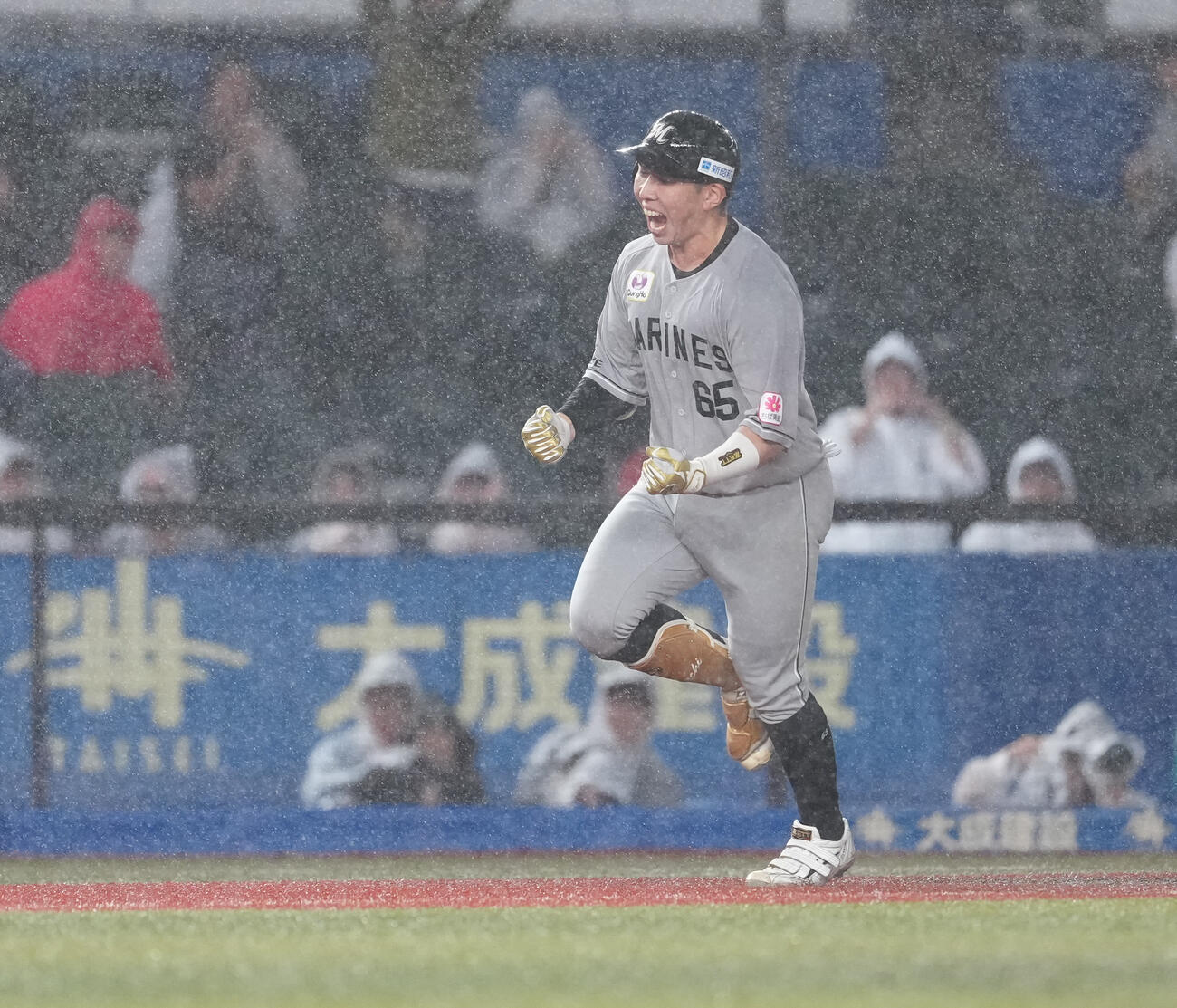 ロッテ対楽天　7回裏ロッテ2死満塁、勝ち越し満塁本塁打を放った寺地隆成は、ほえながら本塁に向かう（撮影・鈴木みどり）