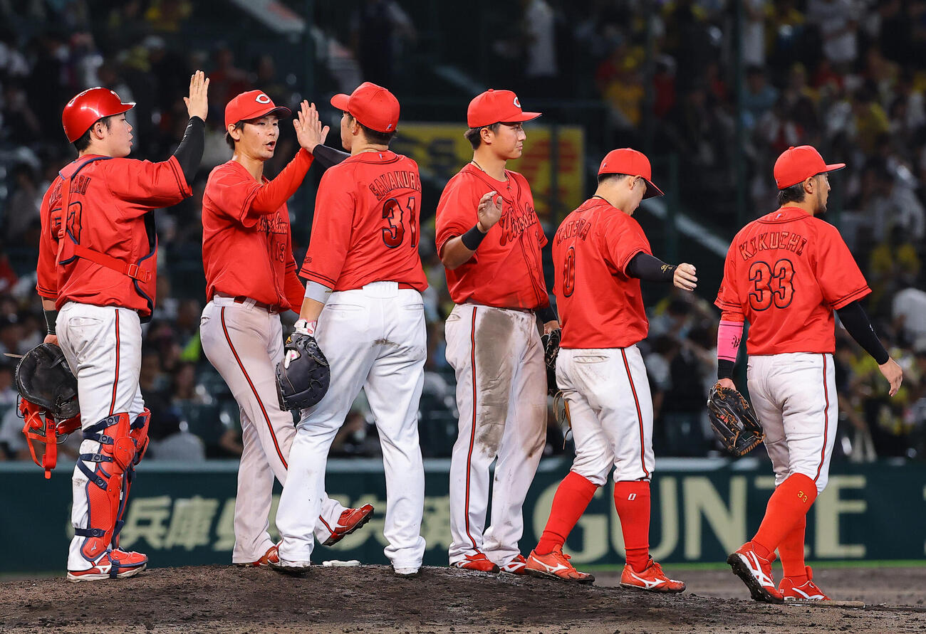 阪神対広島　阪神に勝利した広島ナインはハイタッチして喜ぶ（撮影・上田博志）