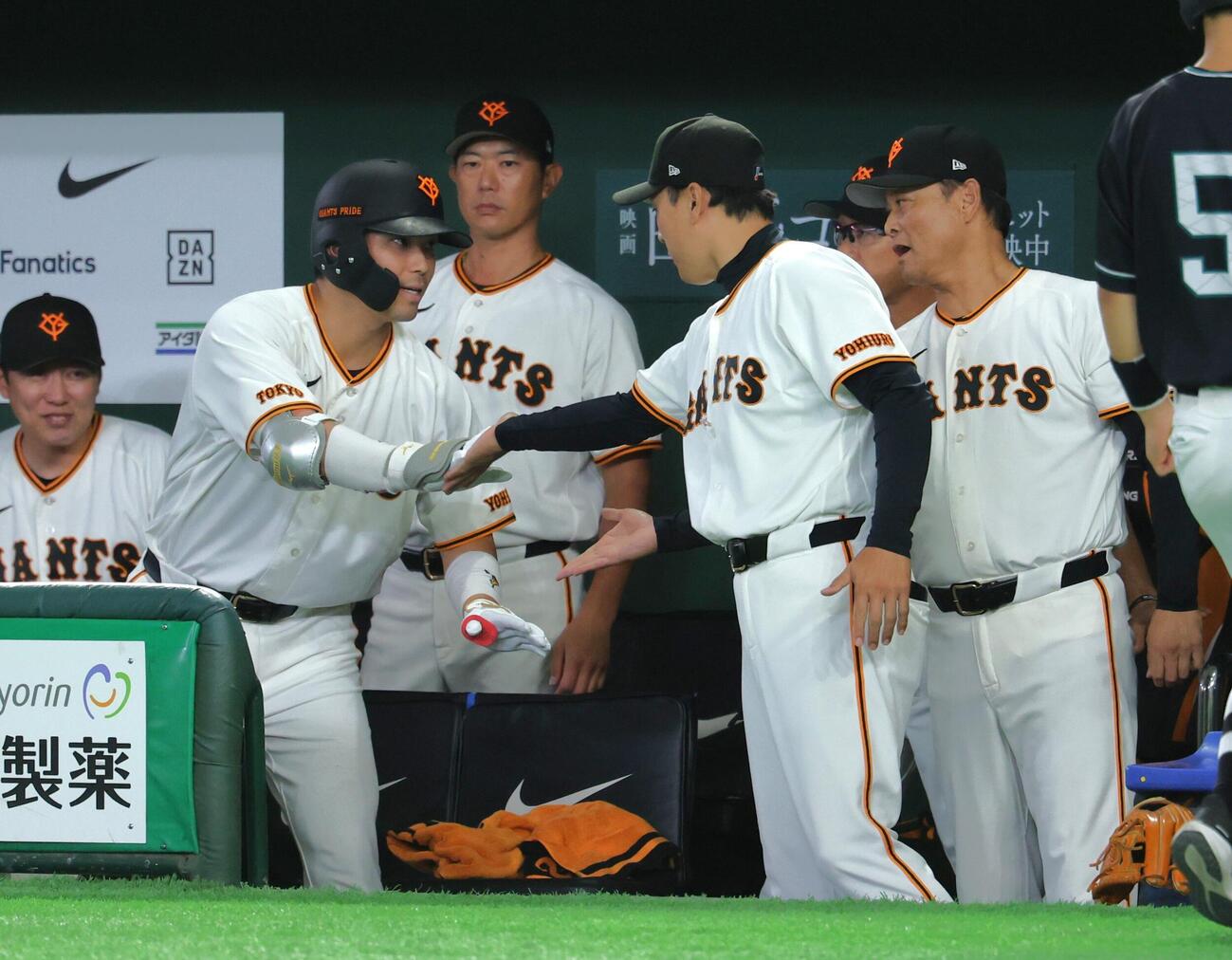 巨人対中日　5回裏、犠飛を放った大城卓三は橋上秀樹監督代行（右端）らに出迎えられる（撮影・黒川智章）