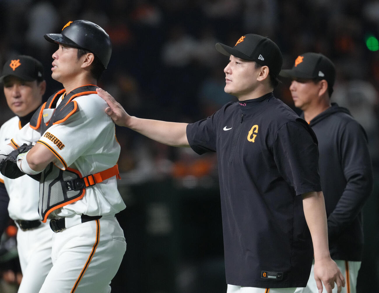 巨人対中日　中日に勝利した巨人丸佳浩（右）は大城卓三をねぎらい肩をたたく（撮影・足立雅史）