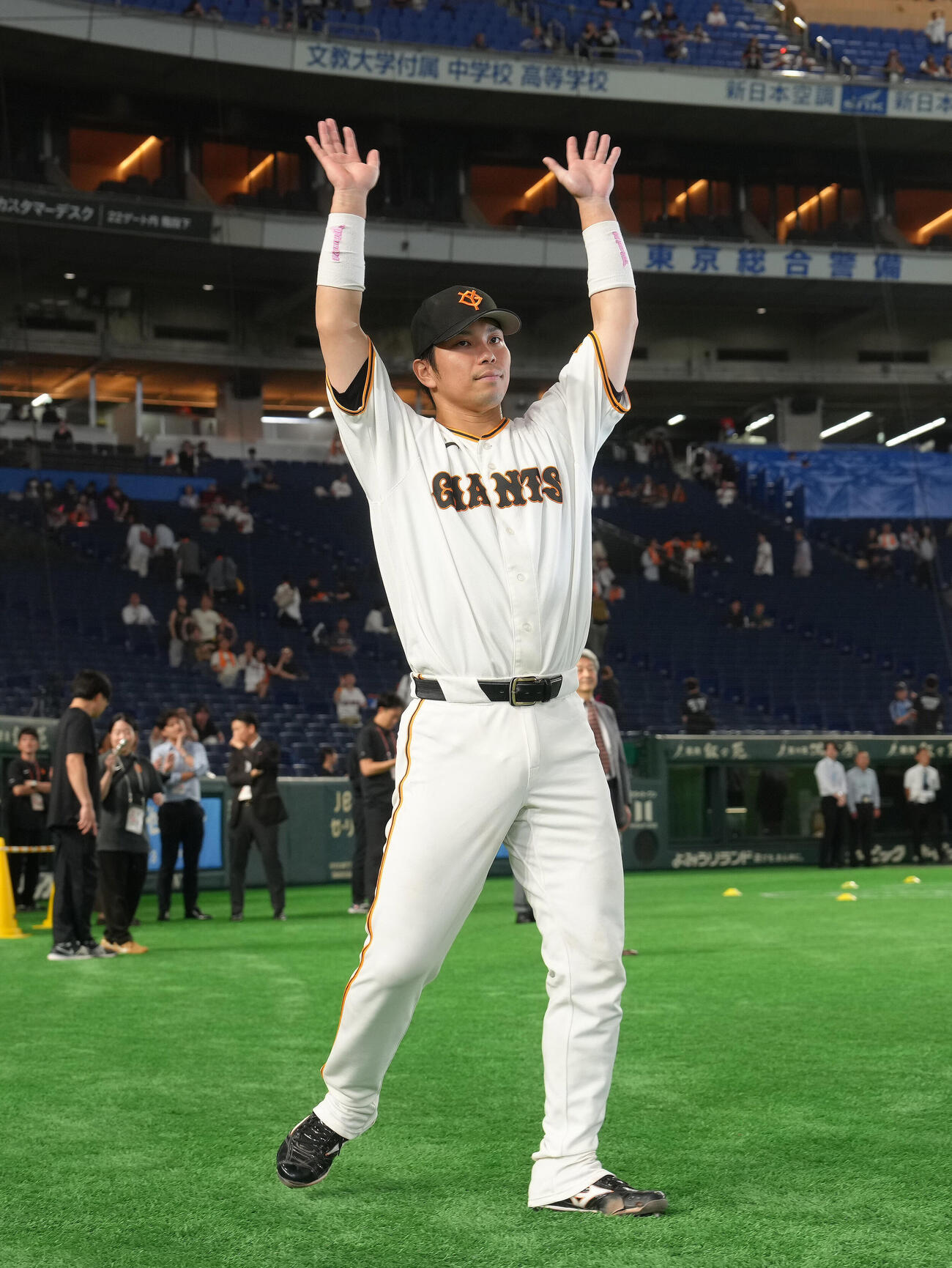 巨人対中日　スタンドの声援に手を振って応える巨人大城卓三（撮影・足立雅史）