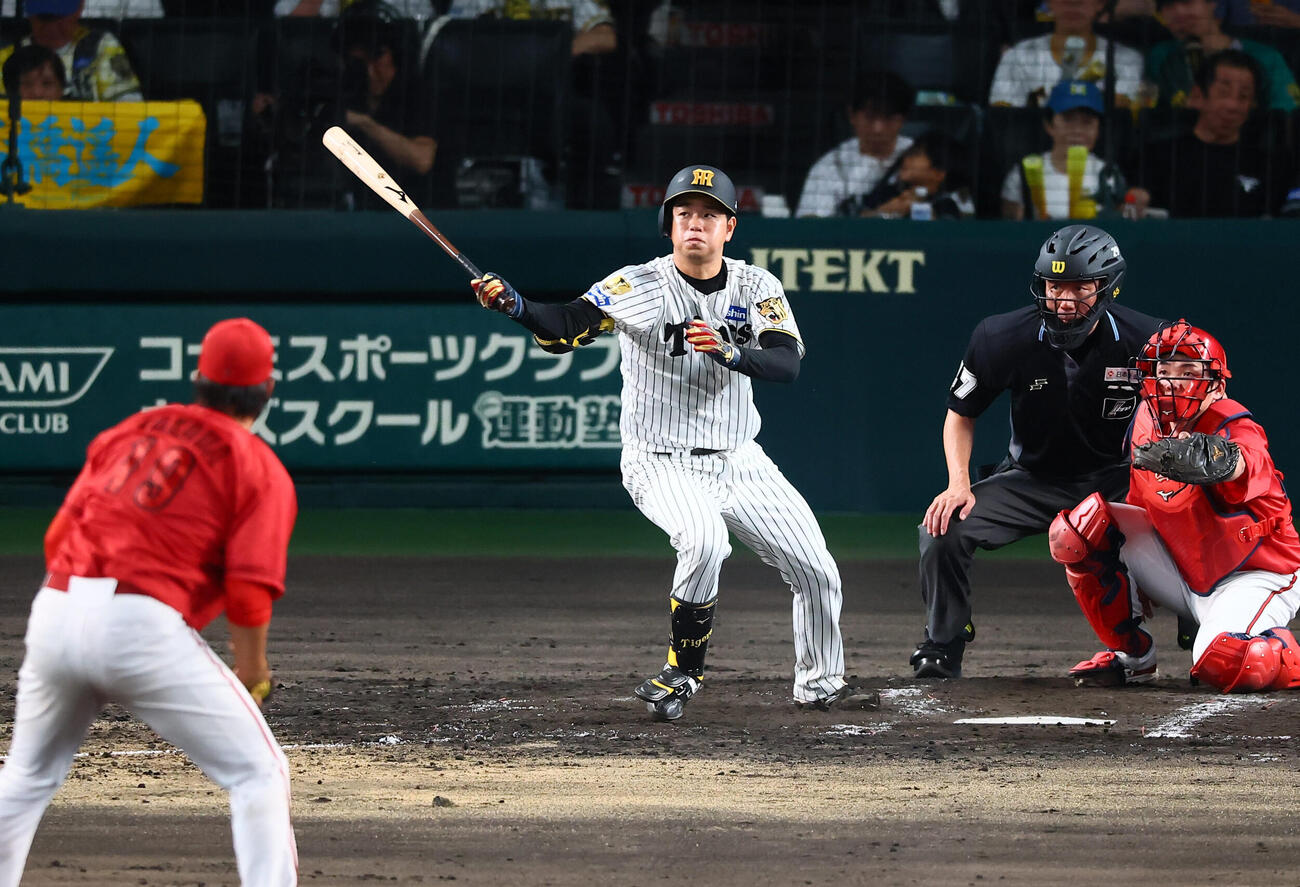 阪神対広島　5回裏阪神2死一塁、右越え二塁打を放つ高橋遥人。投手床田寛樹（撮影・加藤哉）