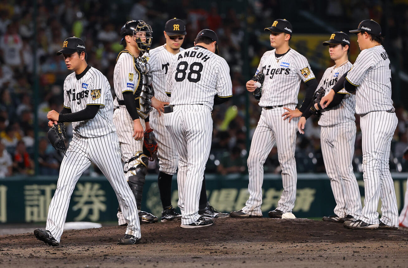 阪神対広島　高橋遥人（左）は7回途中で降板する（撮影・上田博志）