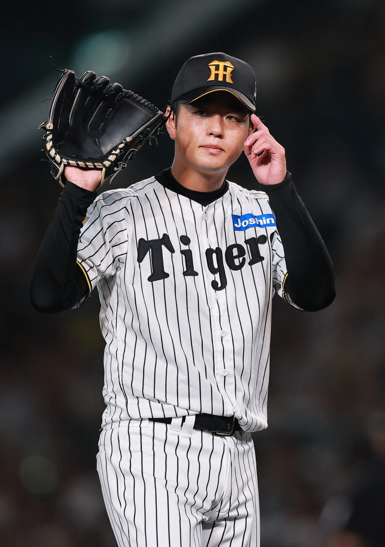 阪神対広島　5回表、球審から球をもらう阪神高橋遥人（撮影・上山淳一）