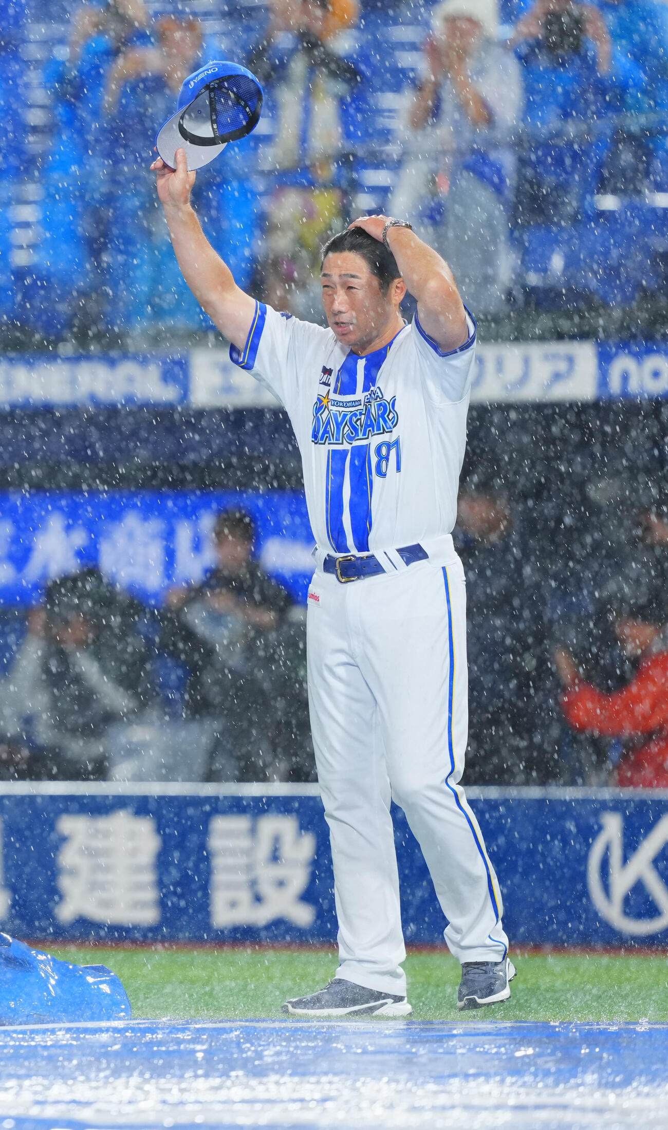 DeNA対ヤクルト　降雨コールドで勝利し雨に打たれながらあいさつするDeNA相川亮二監督（撮影・垰建太）