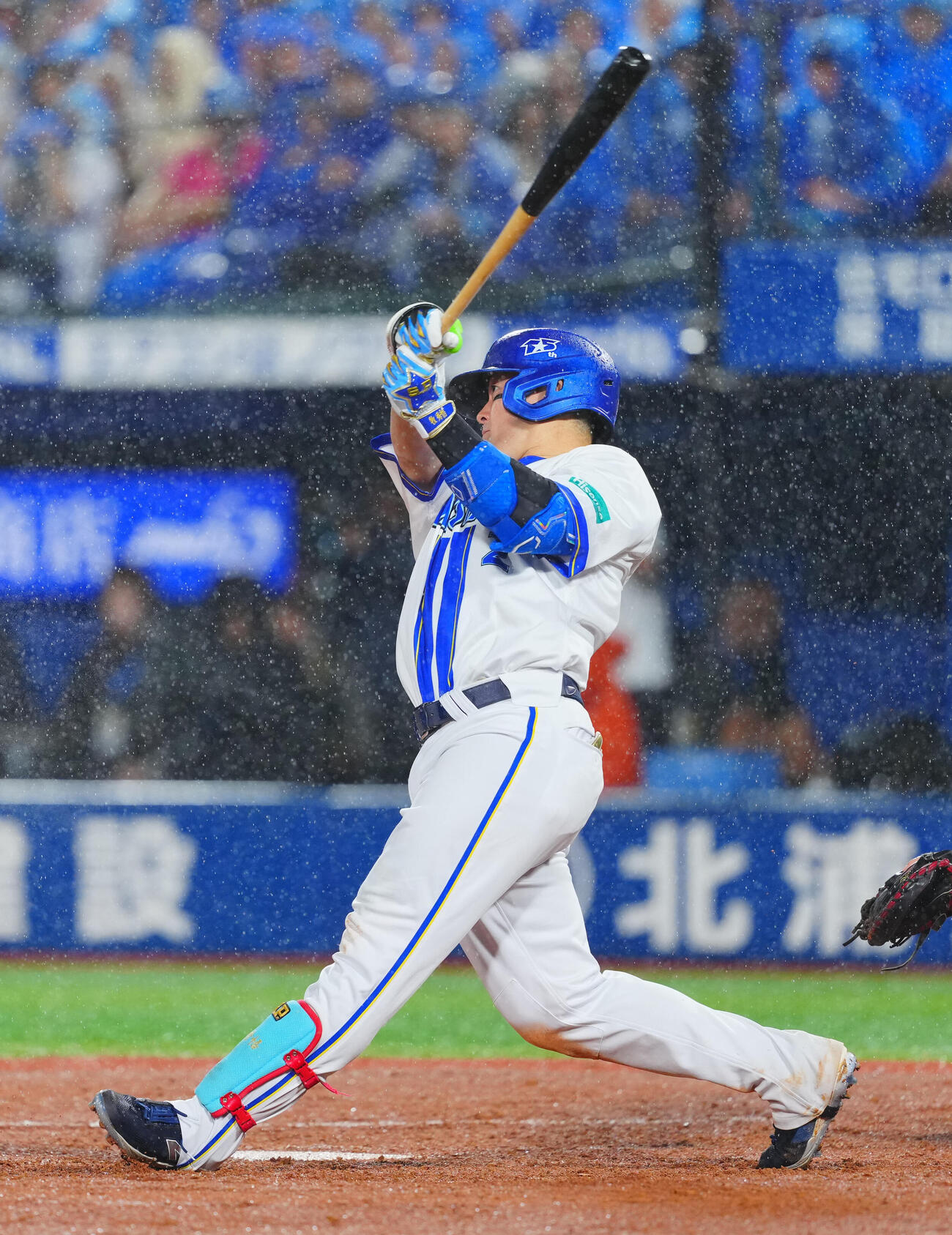 DeNA対ヤクルト　6回裏DeNA2死一、二塁、左越えに3点本塁打を放つ牧秀悟（撮影・垰建太）